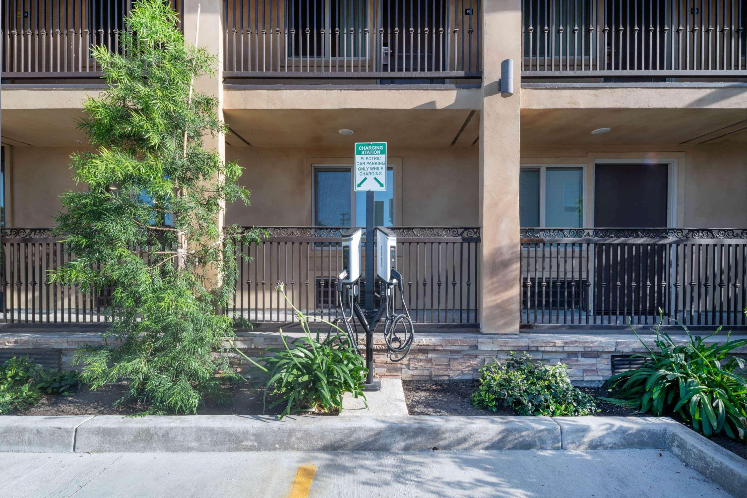 Vista Exterior Days Inn by Wyndham Galt/Elk Grove South