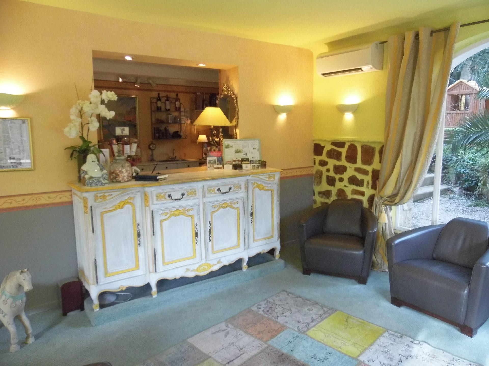 Vista Lobby Pre Catelan