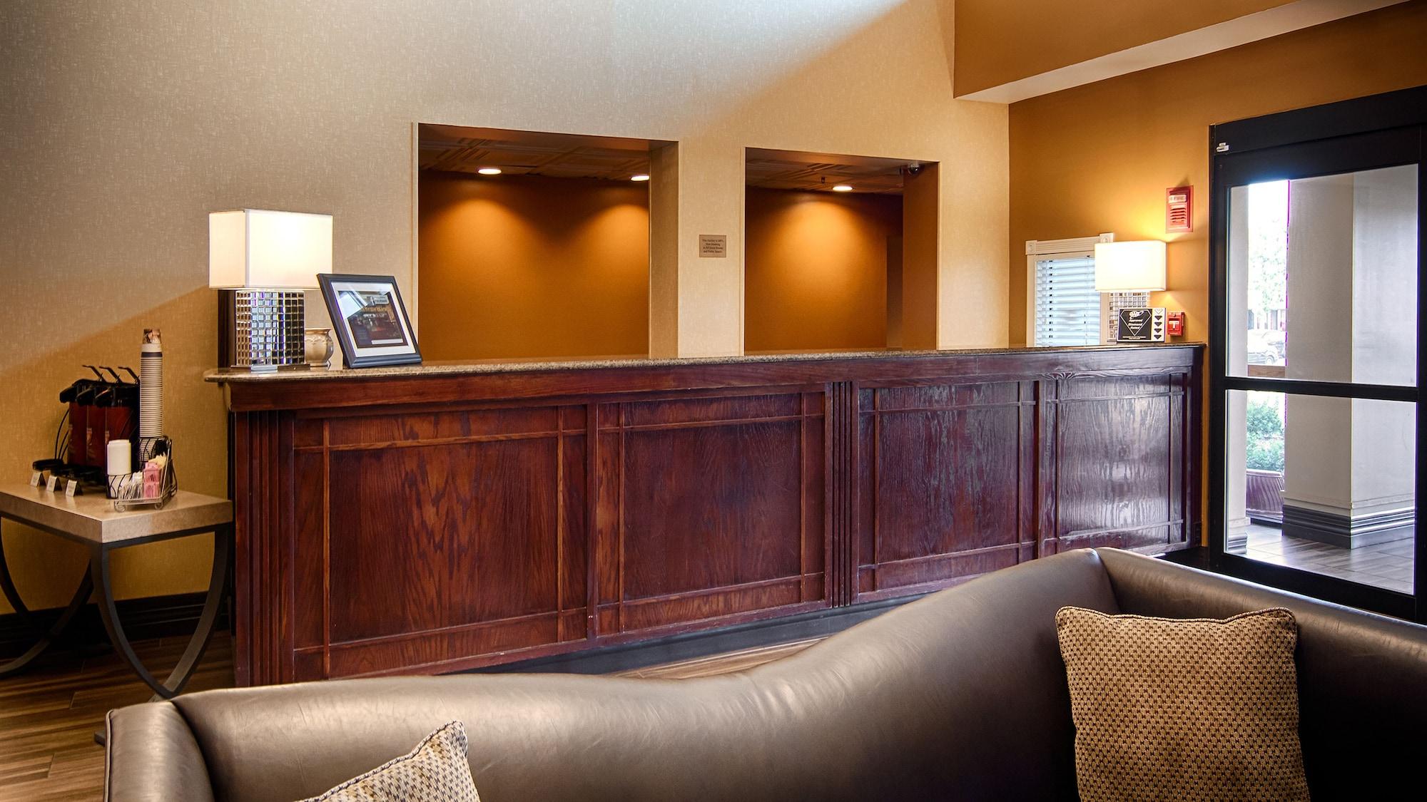 Vista Lobby Best Western Lapeer Inn