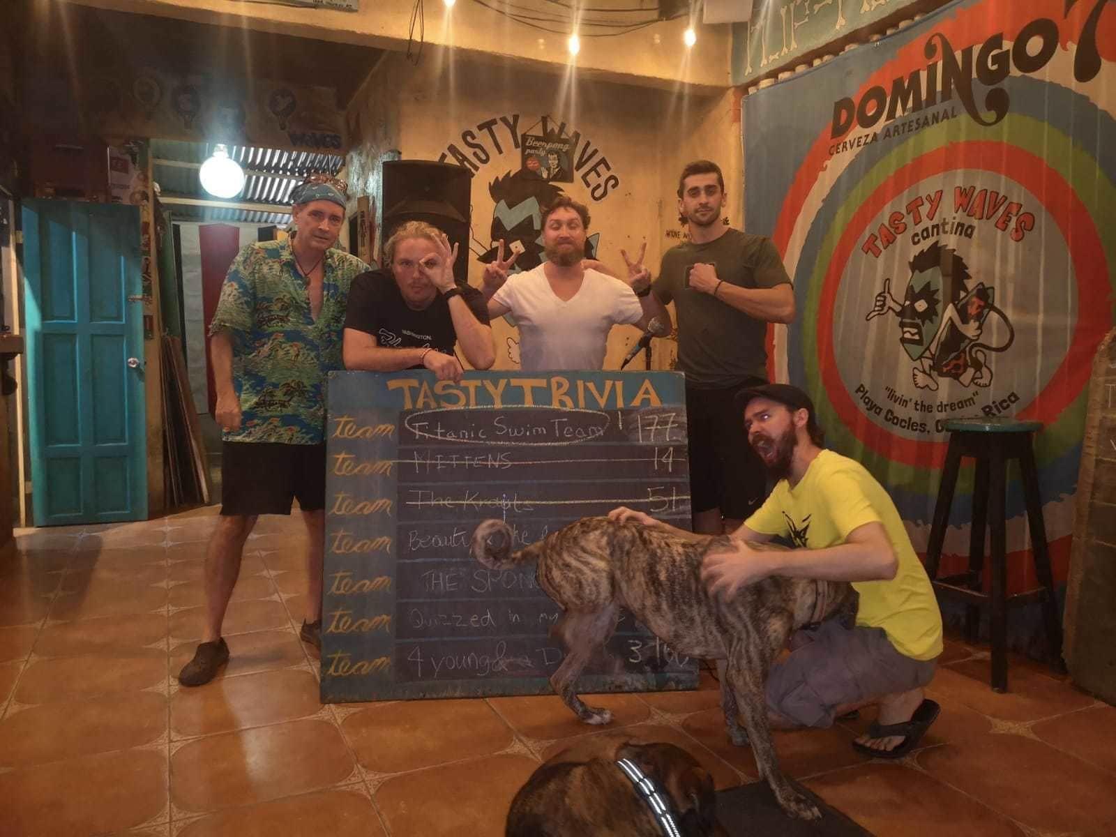 Bar/Salón Tasty Dayz Hostel