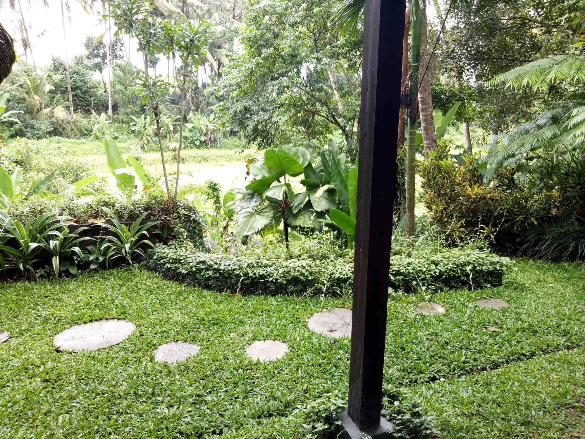 Vista Exterior Swarapadi Villa