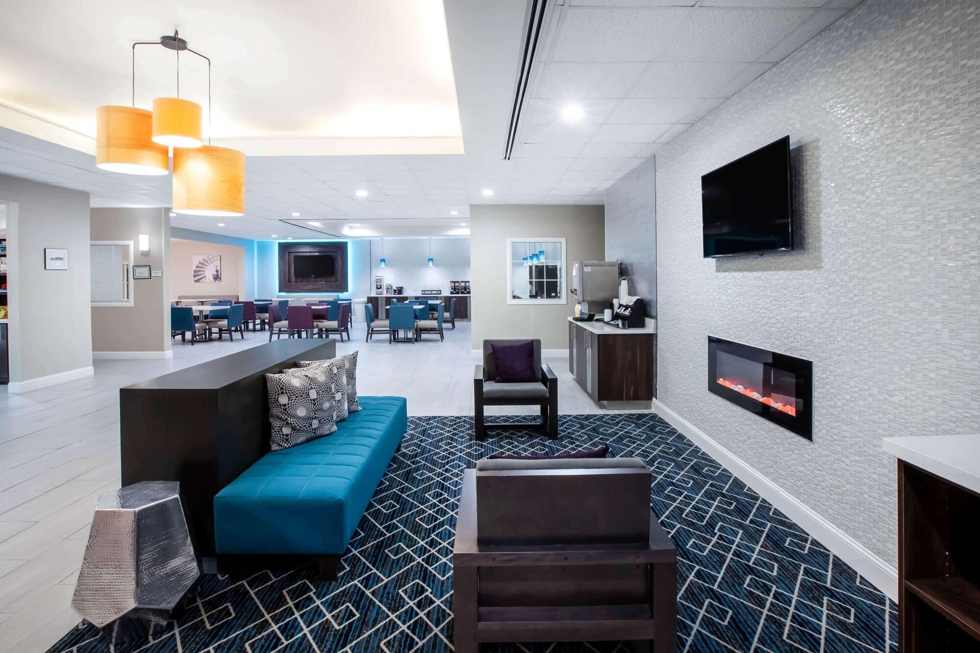 Vista Lobby La Quinta Inn & Suites by Wyndham Lubbock North