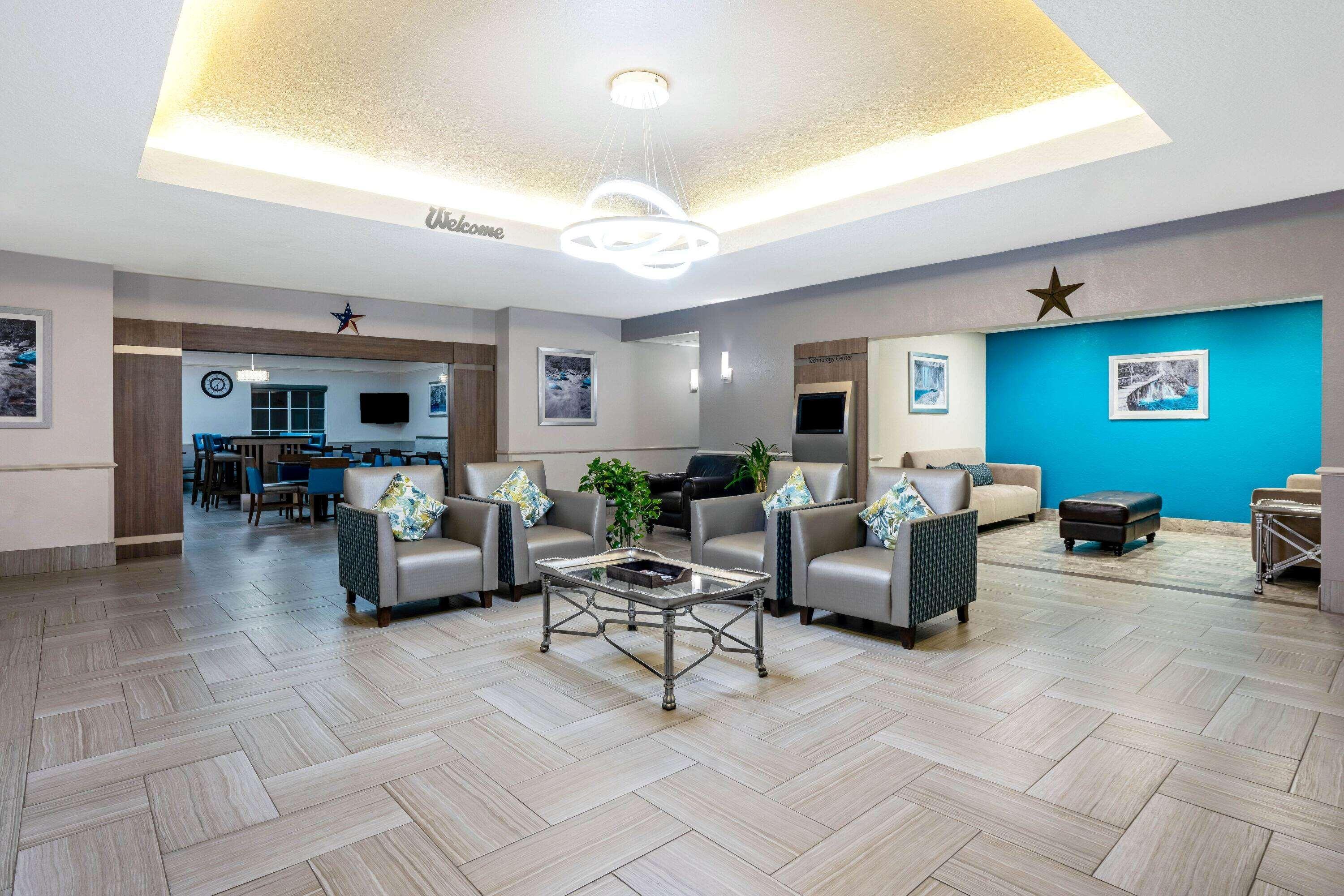 Vista Lobby La Quinta Inn & Suites by Wyndham Conroe