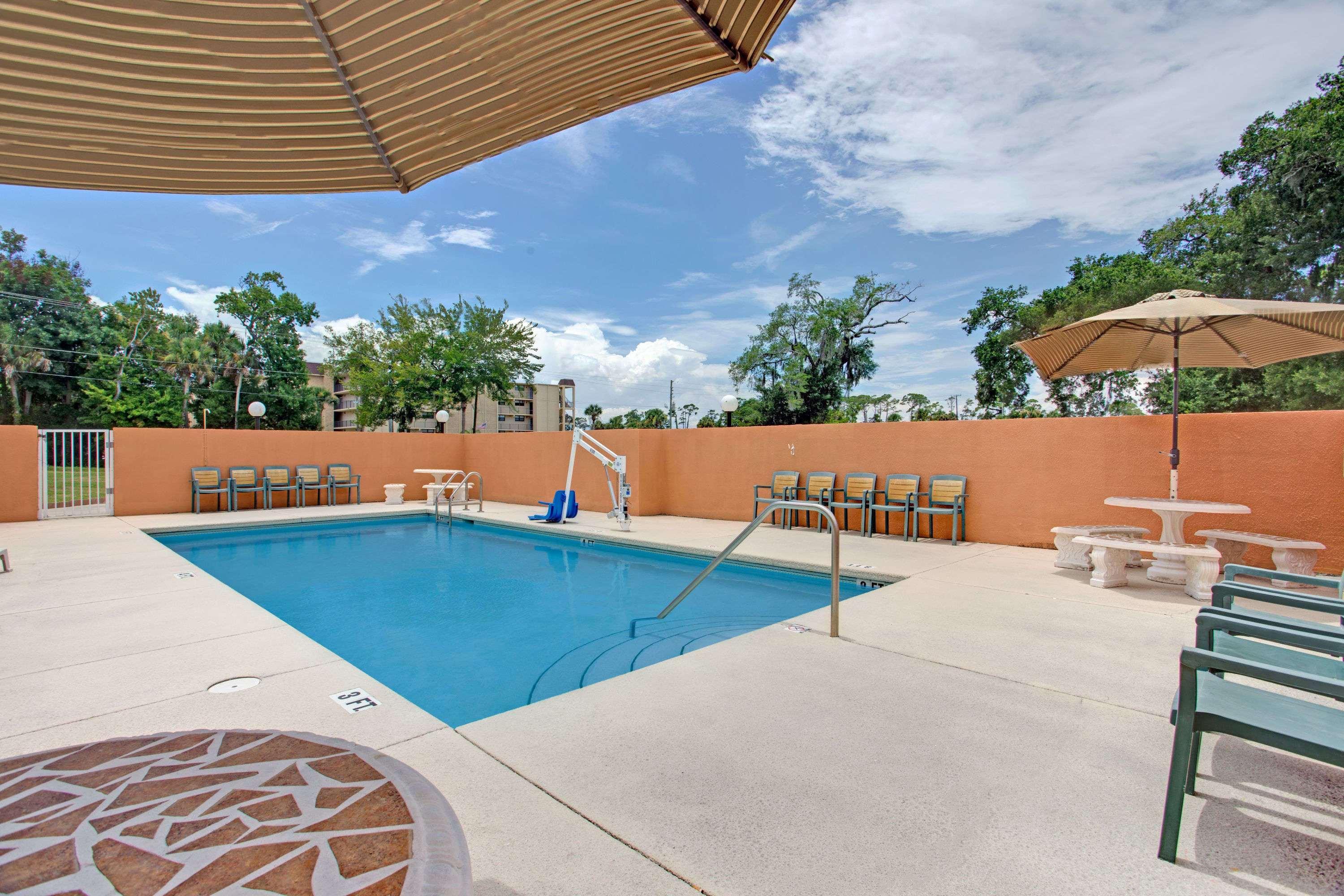 Vista Piscina Super 8 by Wyndham Daytona Beach