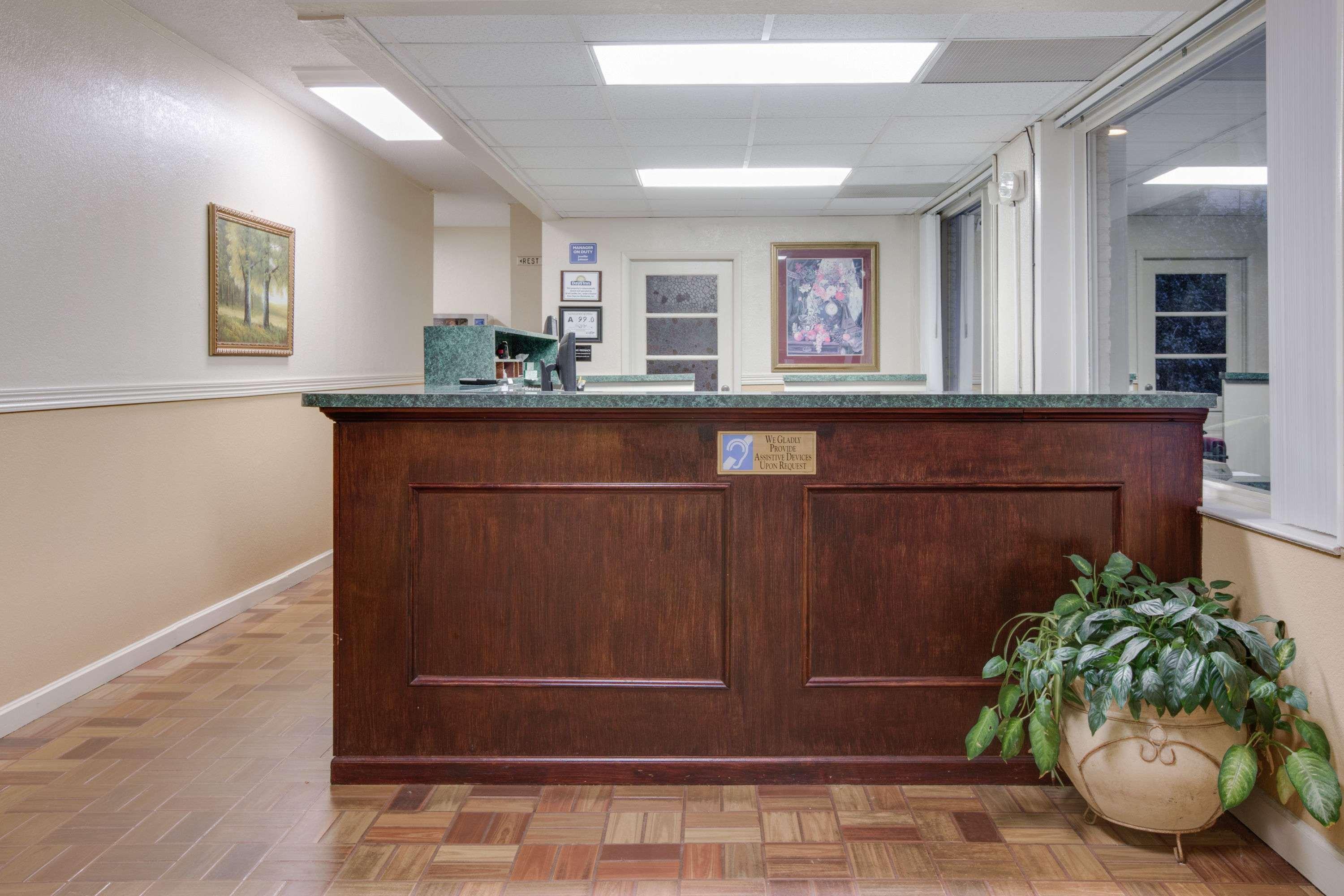 Vista Lobby Days Inn By Wyndham Asheville West