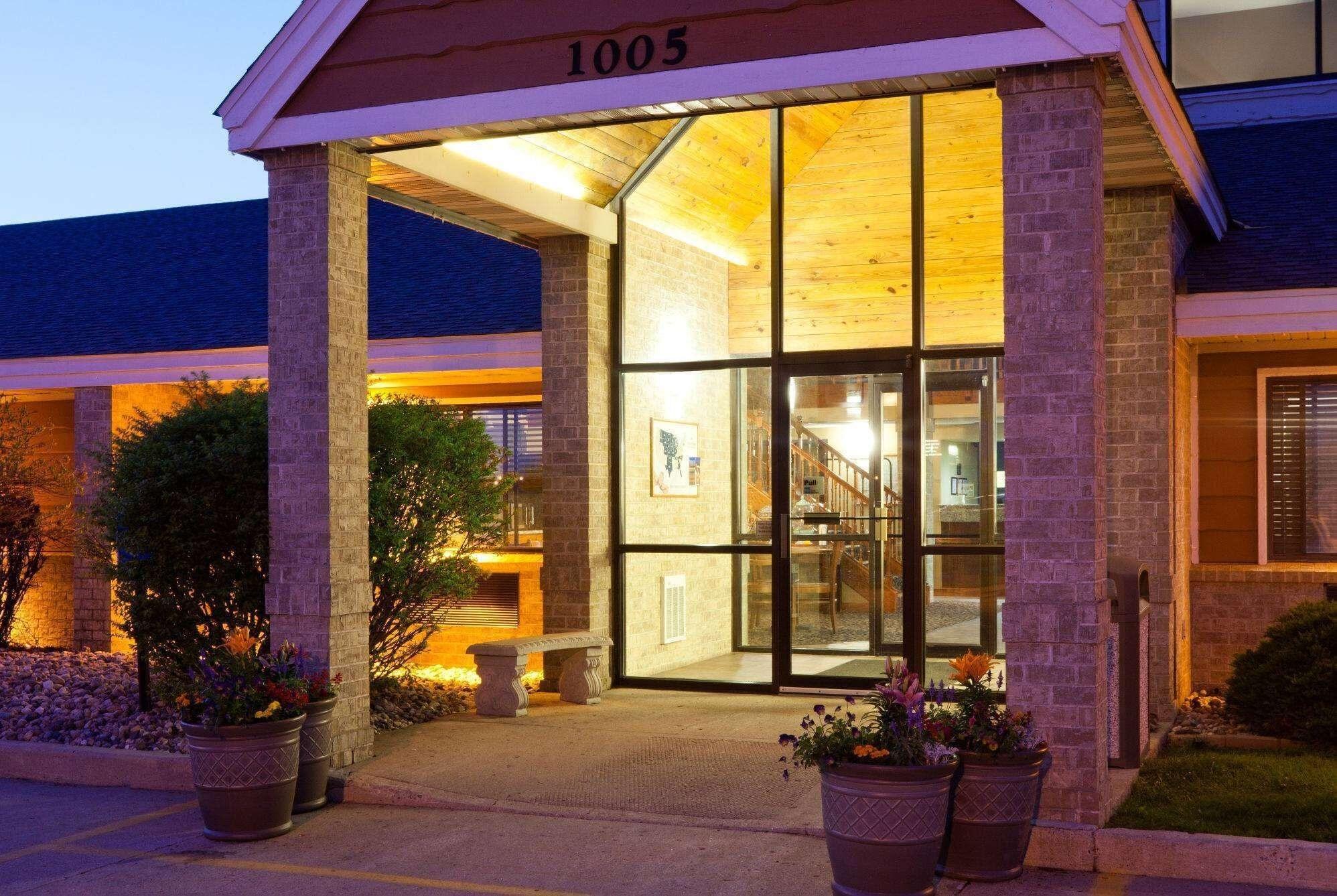 Vista Exterior AmericInn by Wyndham Spencer