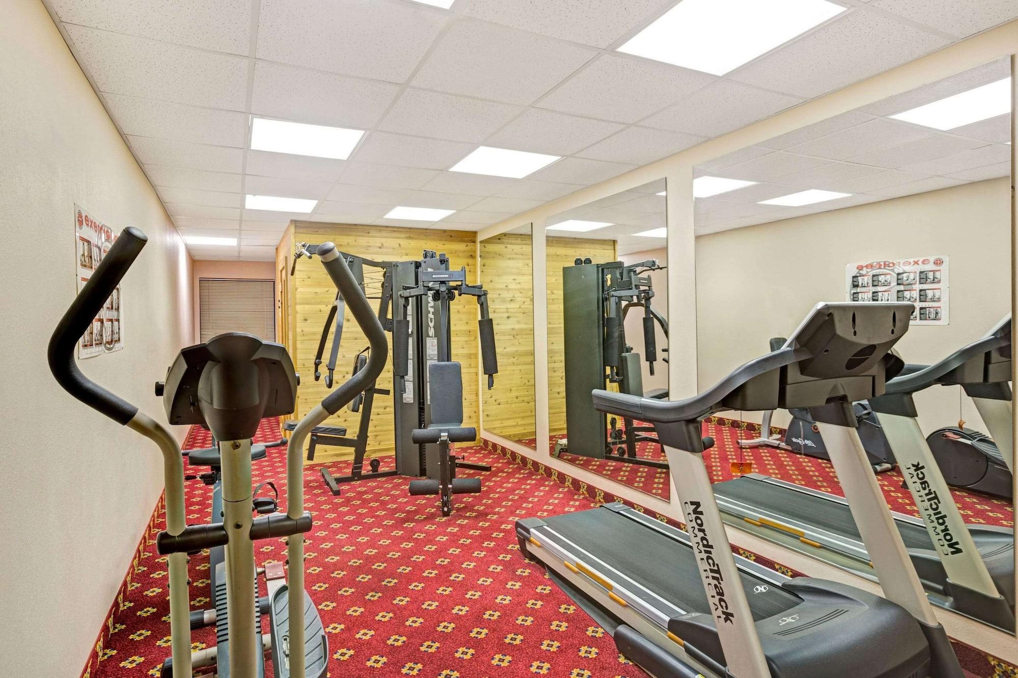 Gimnasio Days Inn & Suites by Wyndham Louisville SW