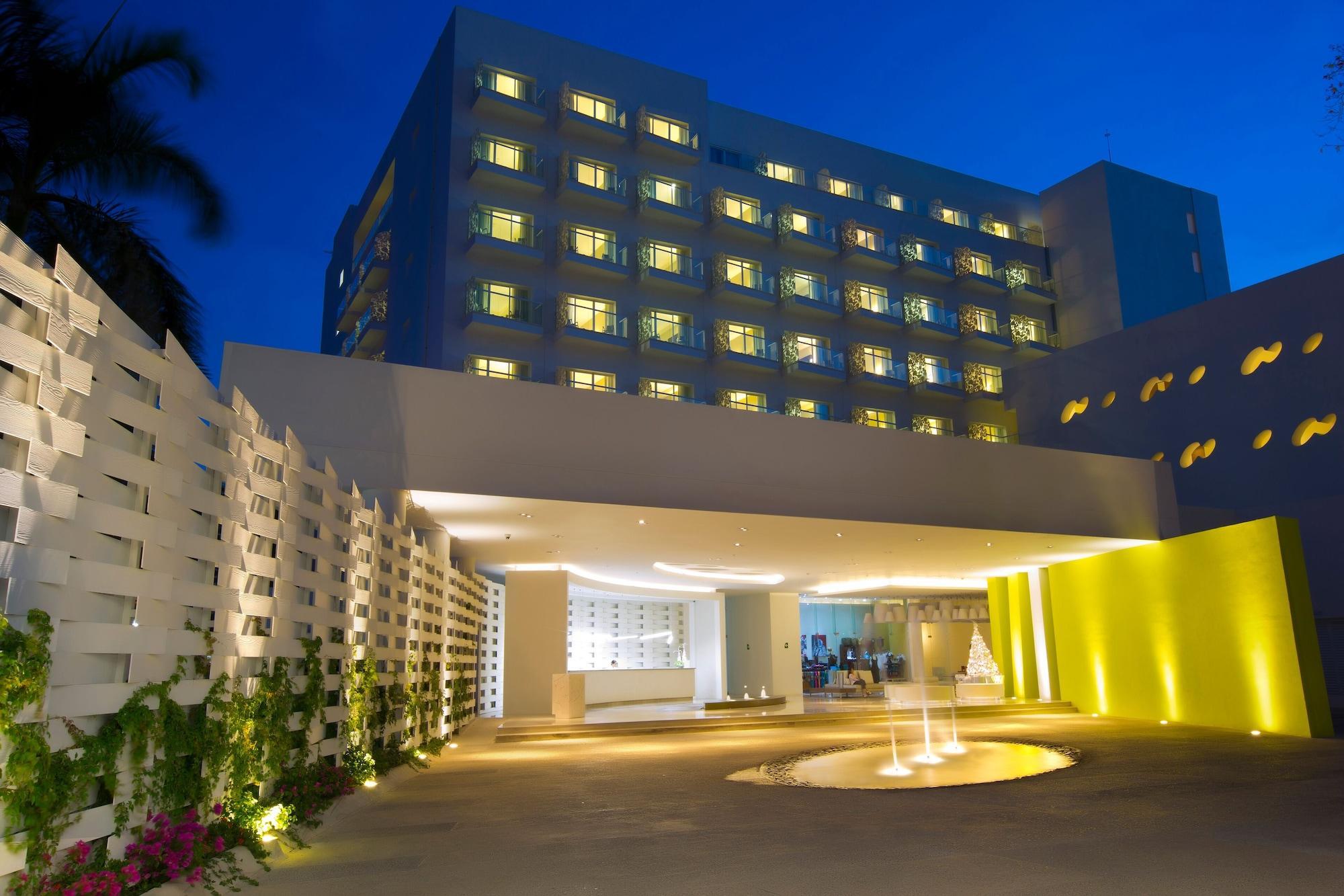 Vista Exterior Krystal Grand Puerto Vallarta All Inclusive