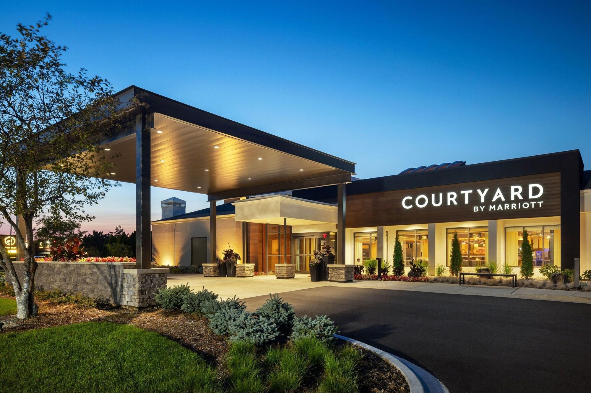 Vista Exterior Courtyard Chicago Waukegan Gurnee