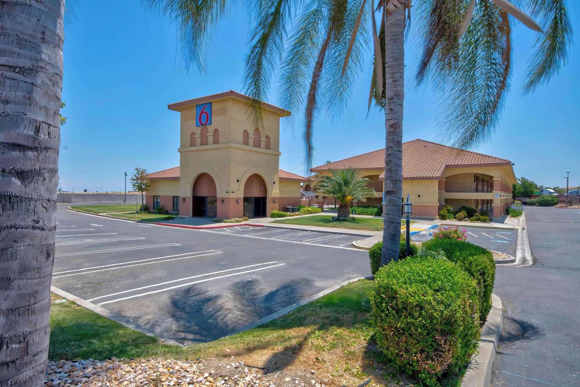 Vista Exterior Motel 6 Santa Nella, CA - Los Banos