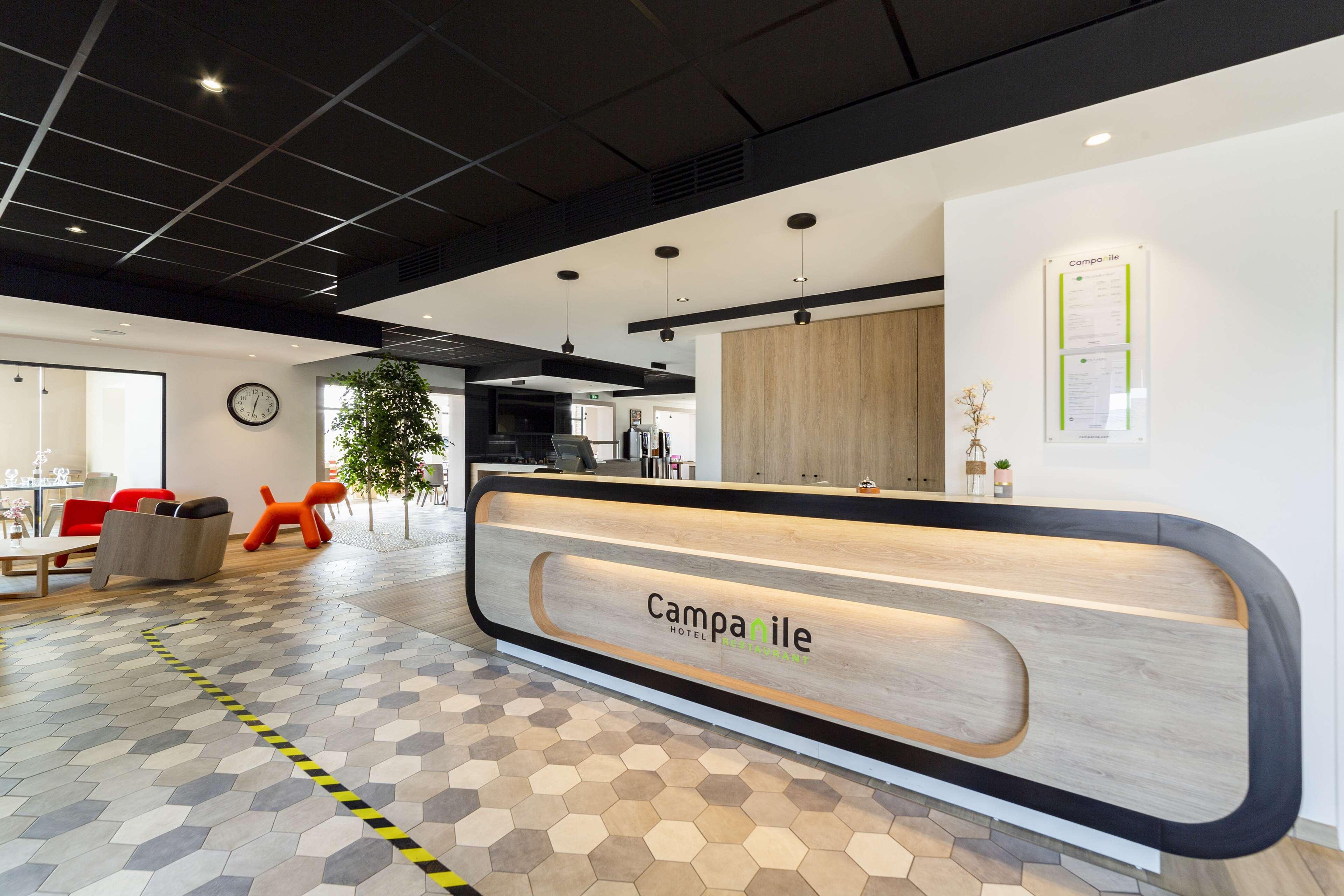Vista Lobby Campanile Chartres