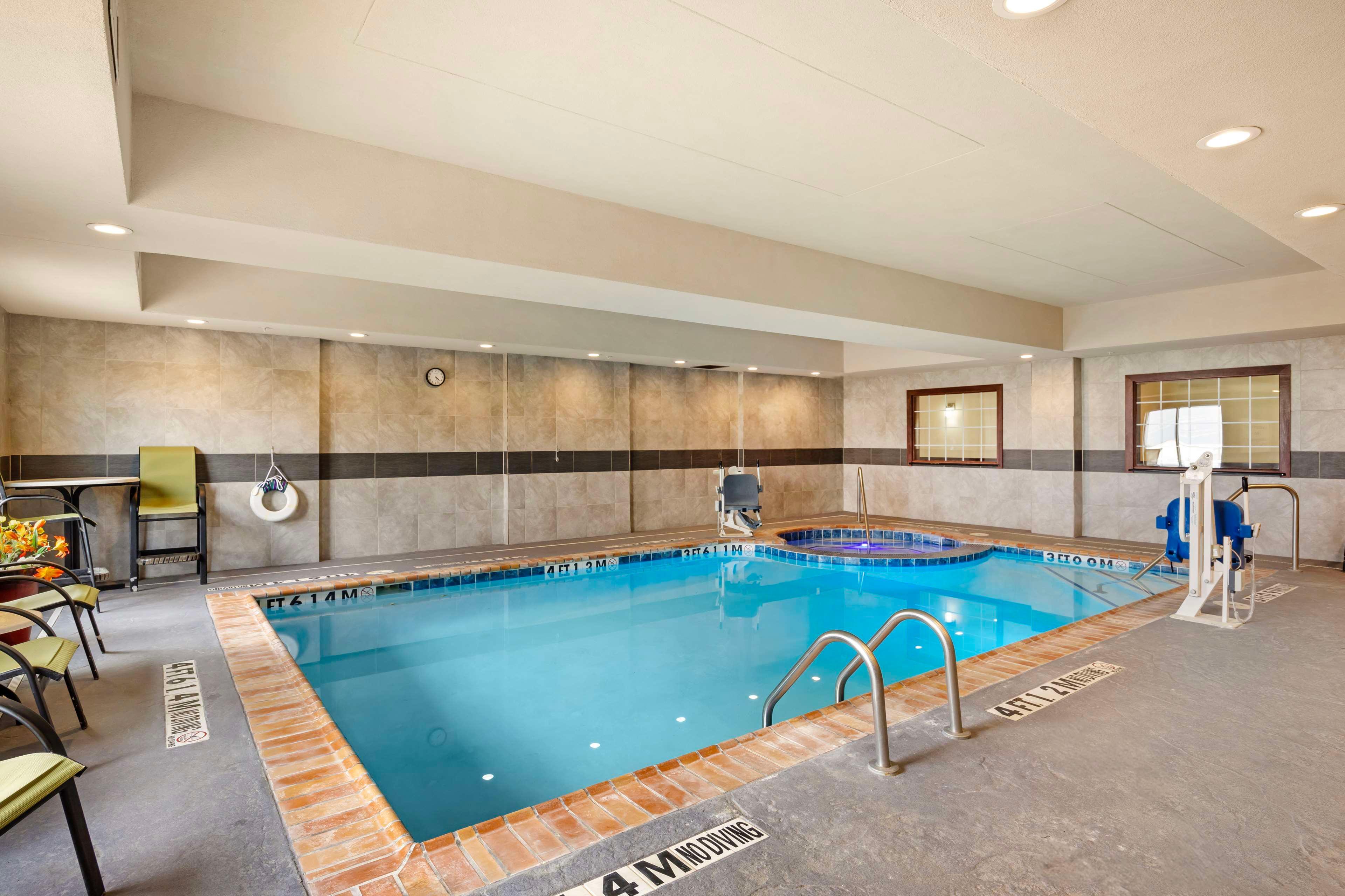 Vista Piscina Best Western Plus Pratt