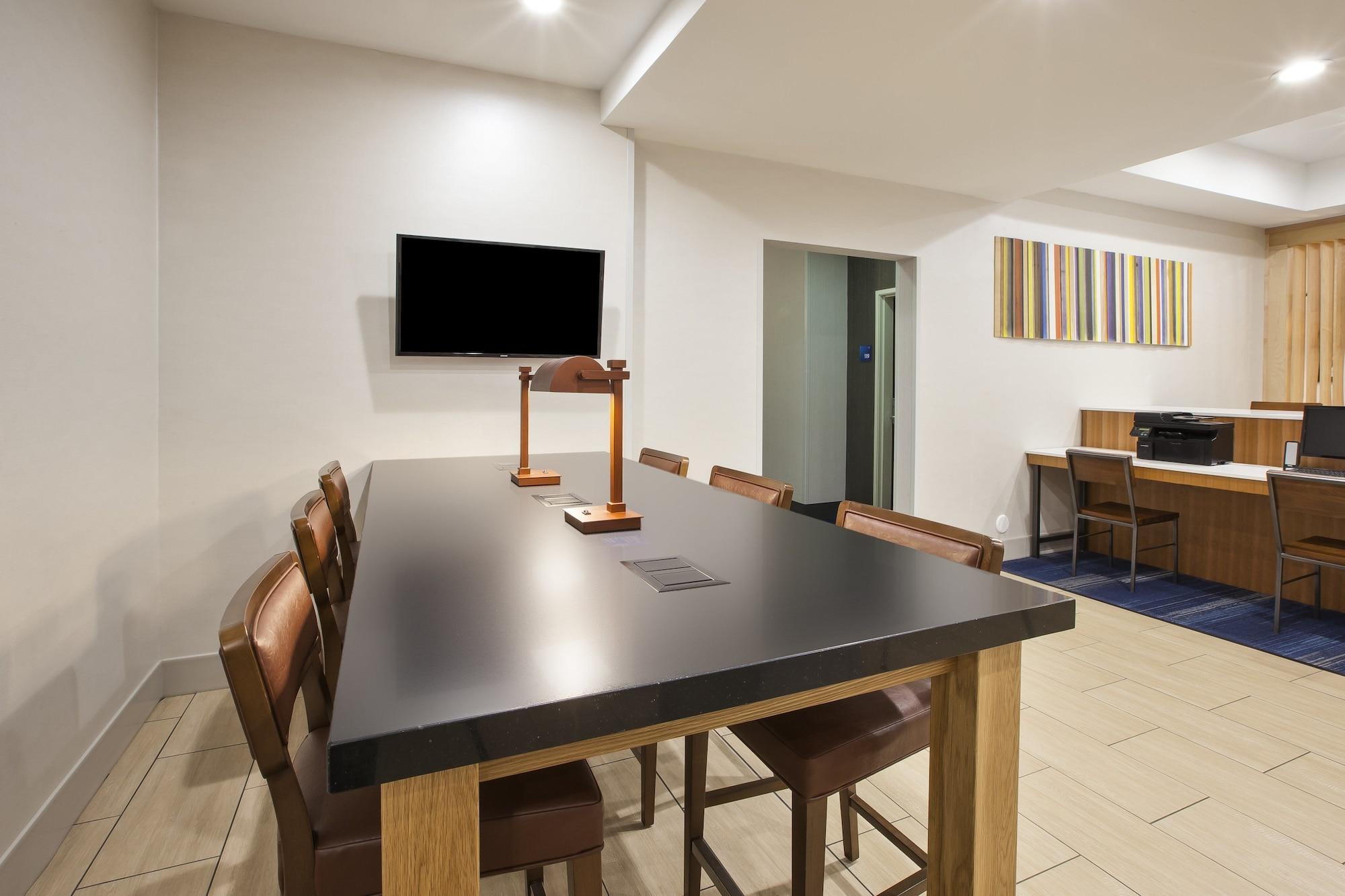 Vista Lobby Holiday Inn Express Hotel & Suites Niles by IHG
