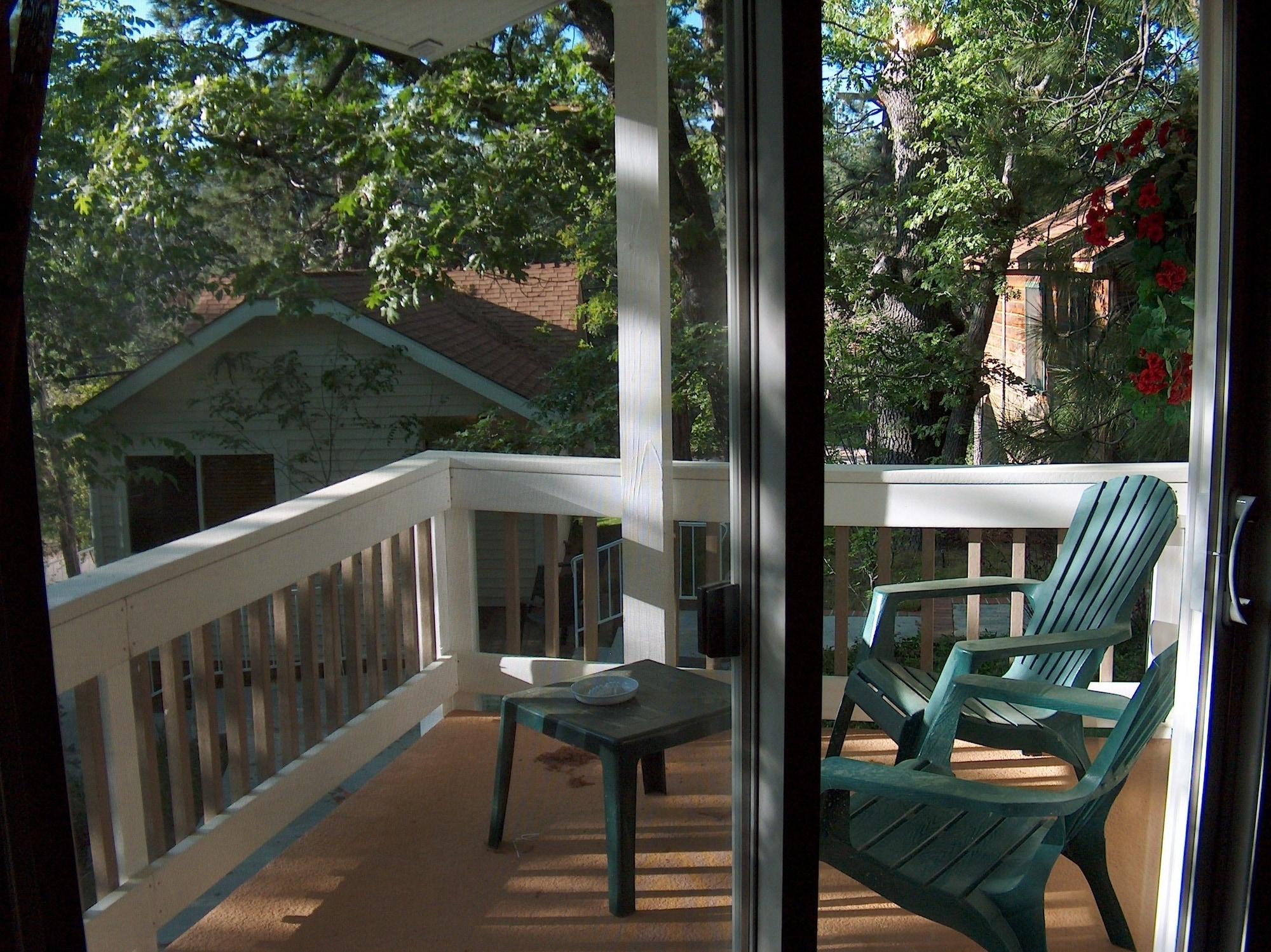 Varios Giant Oaks Lodge