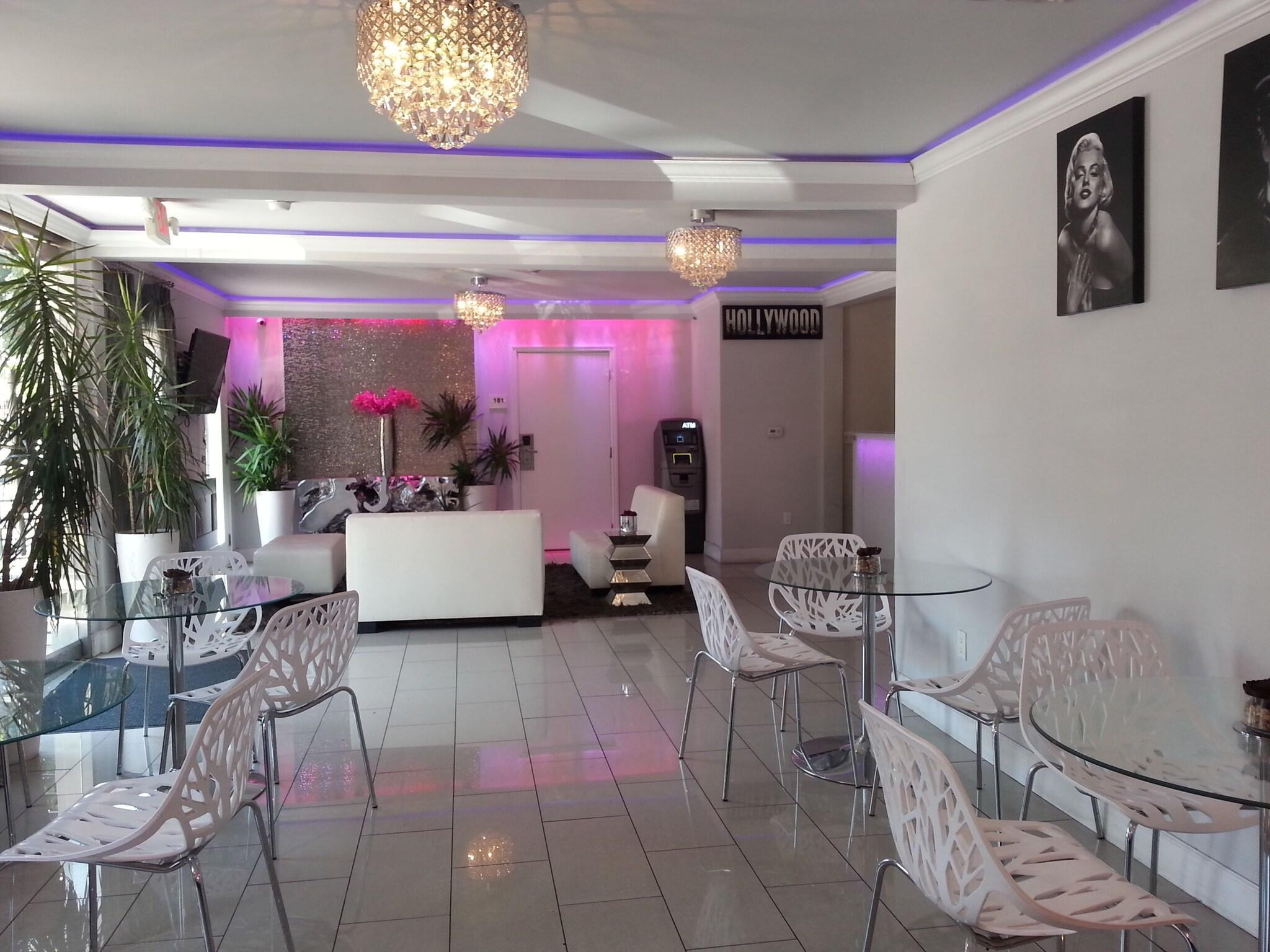 Varios Hollywood VIP Hotel