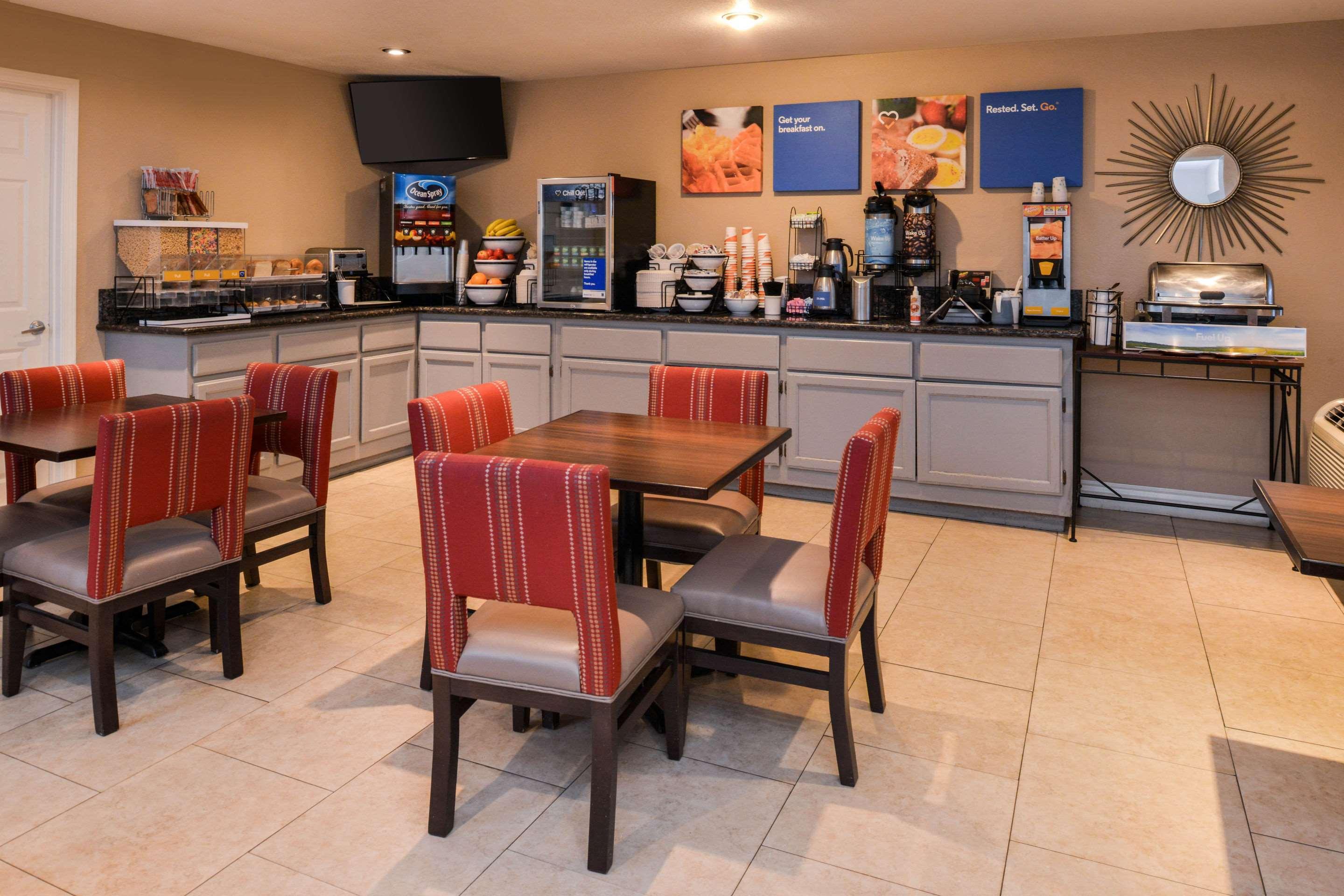 Restaurant Comfort Inn & Suites Near Folsom Lake