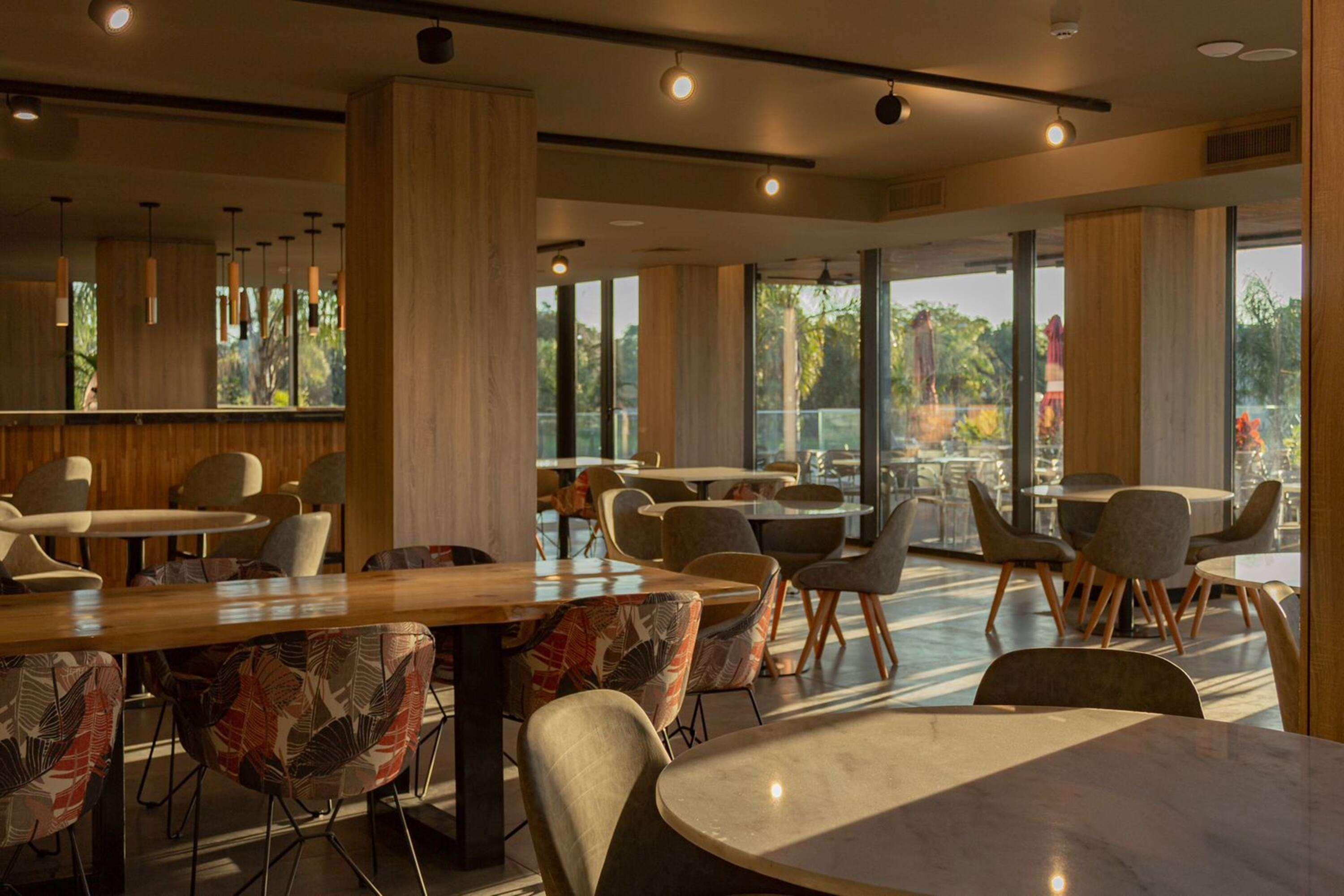 Restaurant Howard Johnson By Wyndham Resistencia La Ribera