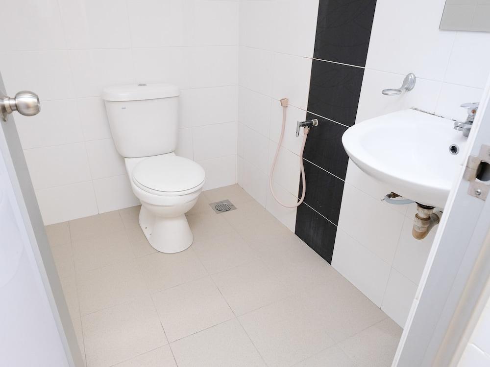 Baño Super OYO 635 Seven Days Hotel