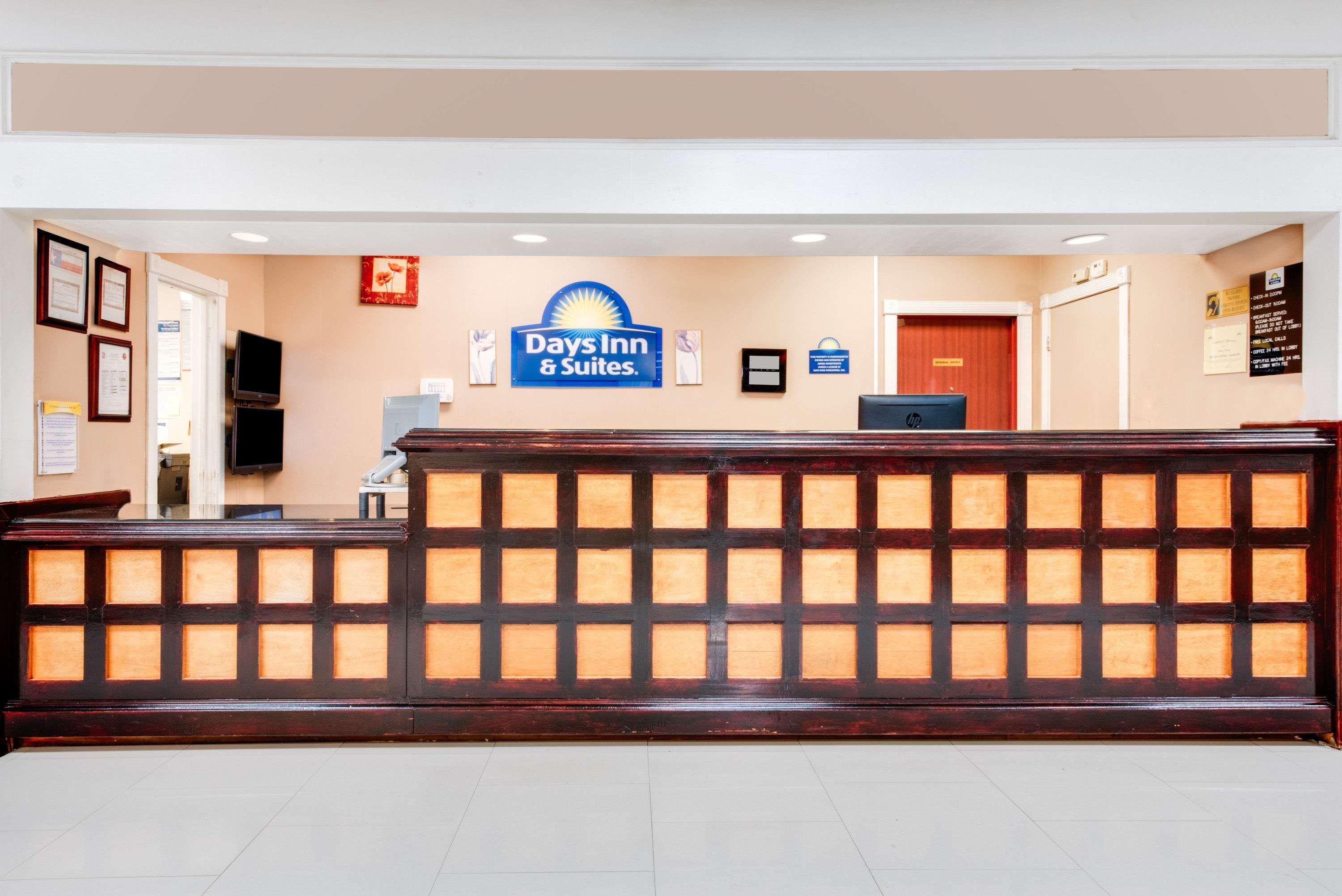 Vista Lobby Days Inn & Suites by Wyndham Laredo