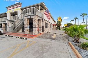 Alojamiento - Super 8 Wyndham McAllen Downtown- City Center-Plaza Mall-Airport