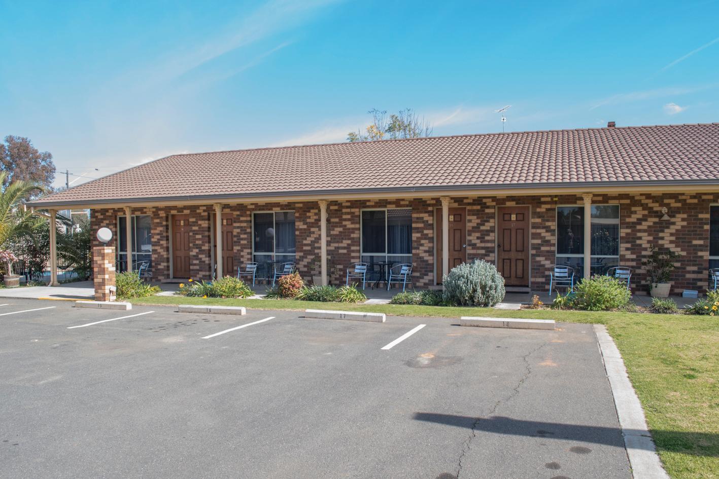 Vista Exterior Highway Inn Motel