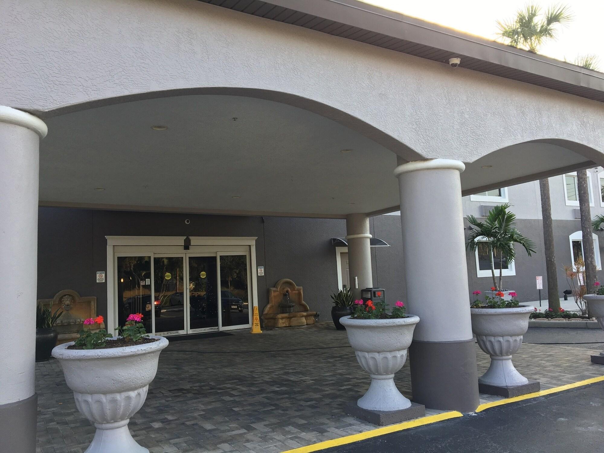 Vista Exterior Days Inn & Suites by Wyndham Bonita Springs North Naples