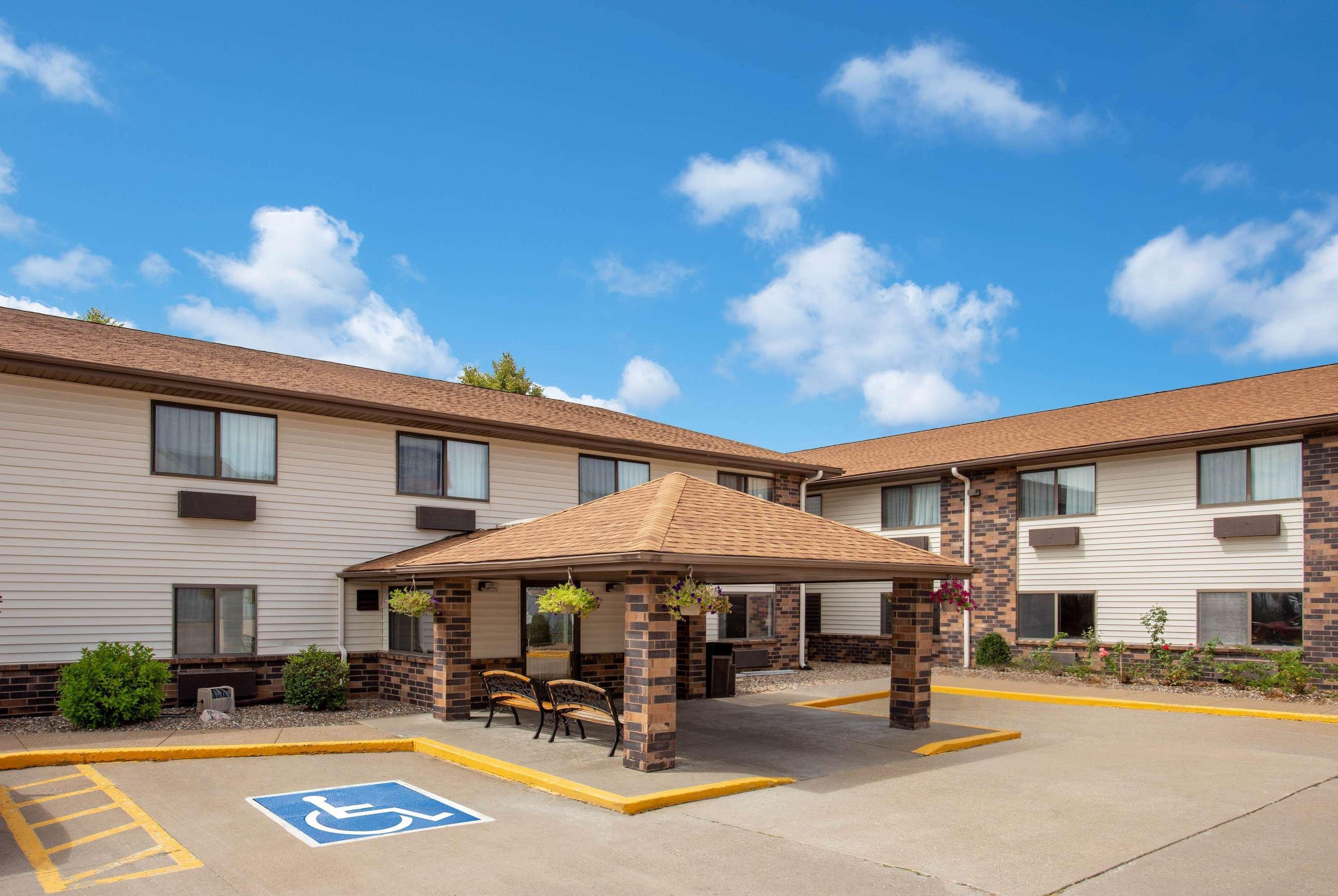 Vista Exterior Days Inn & Suites by Wyndham Davenport East
