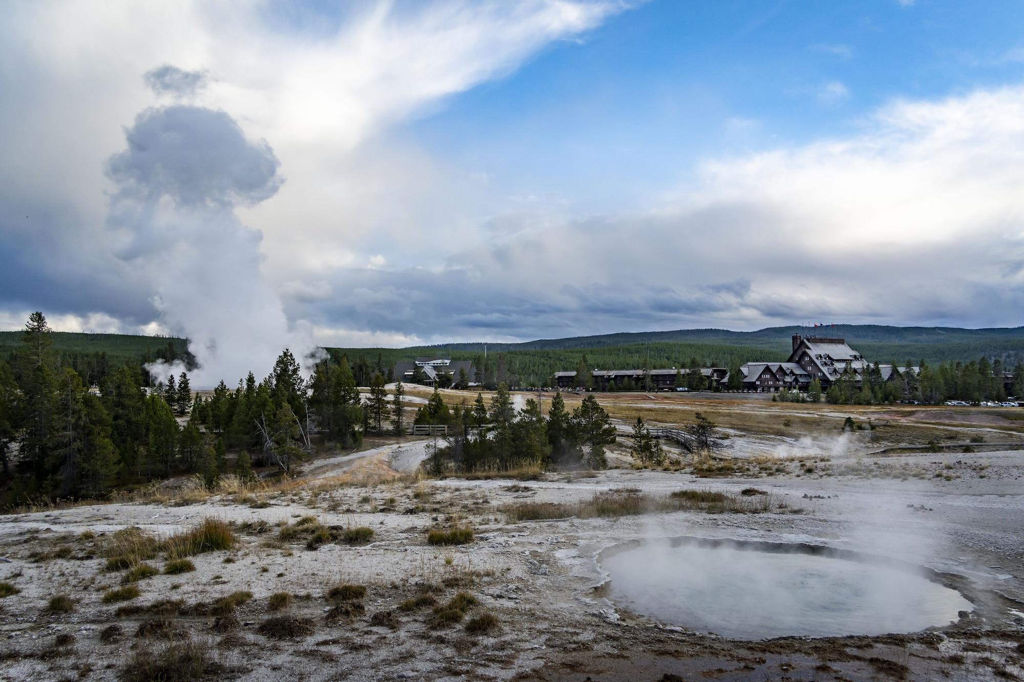 Vista Exterior Old Faithful Inn - Inside the Park