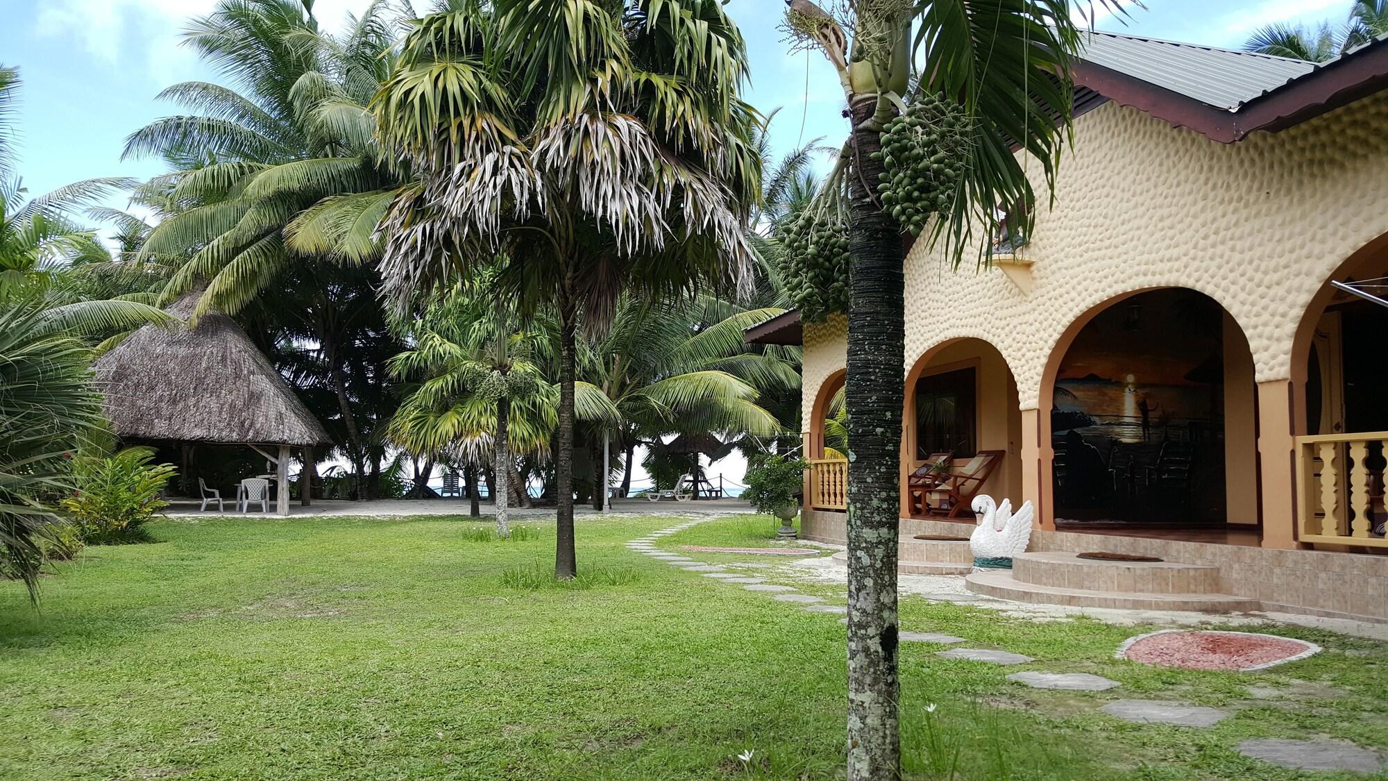 Varios Anse Kerlan Beach Chalets