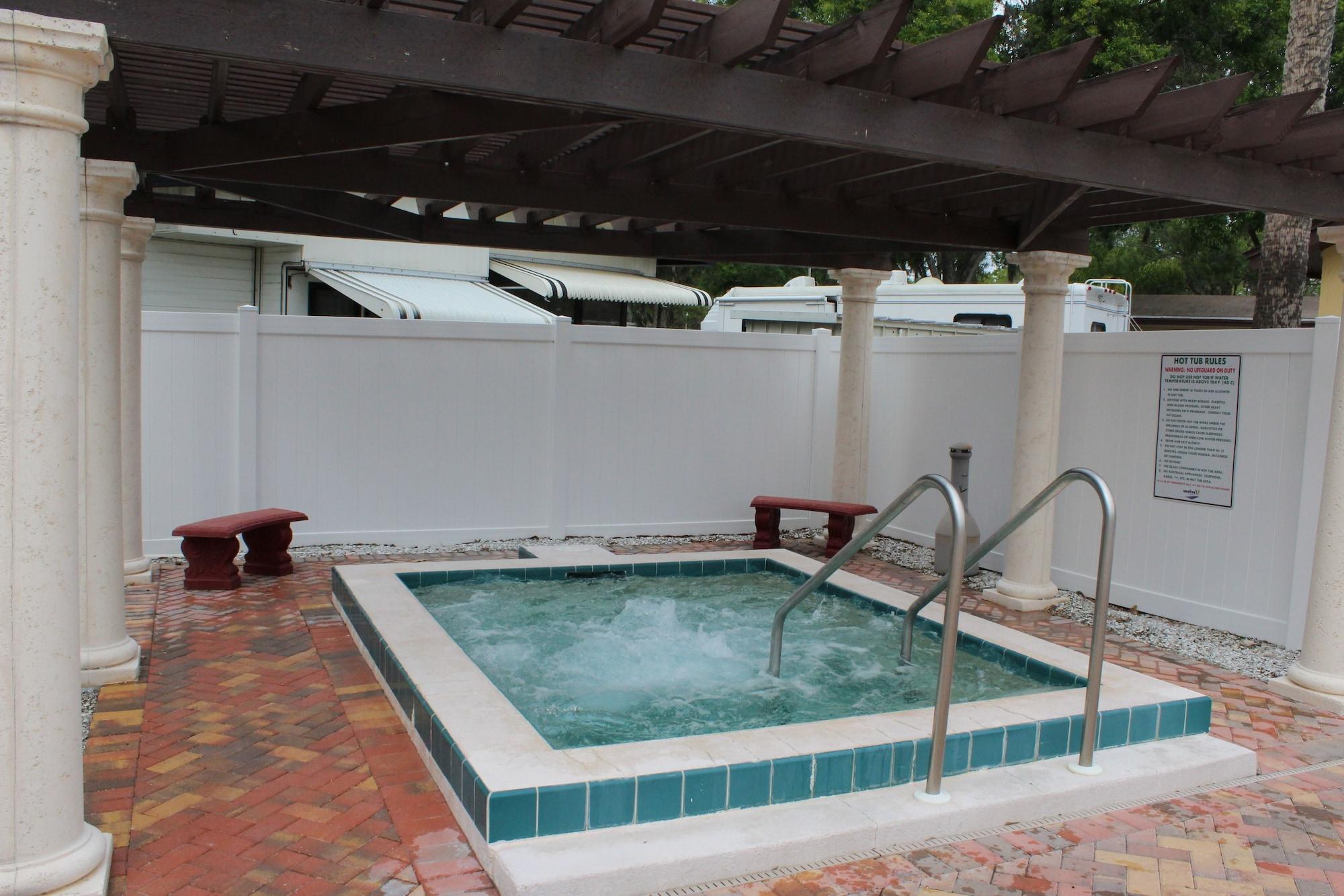 Spa Horseshoe Cove RV Resort