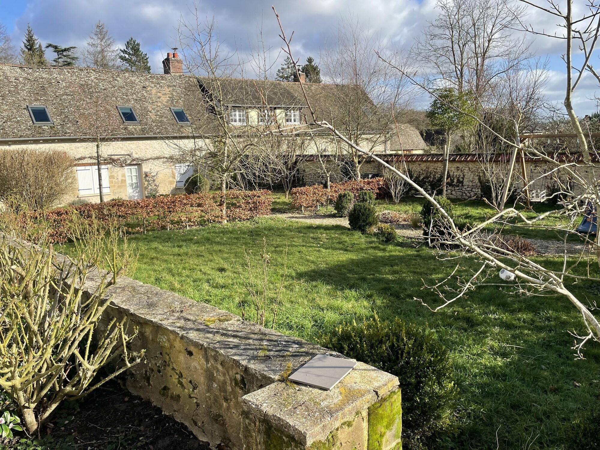 Country house with pretty enclosed garden 1 hour from Paris