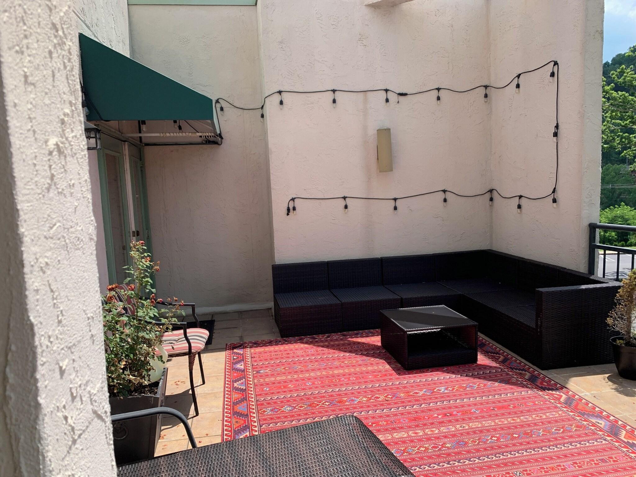 Varios Laurel Inn Condominium