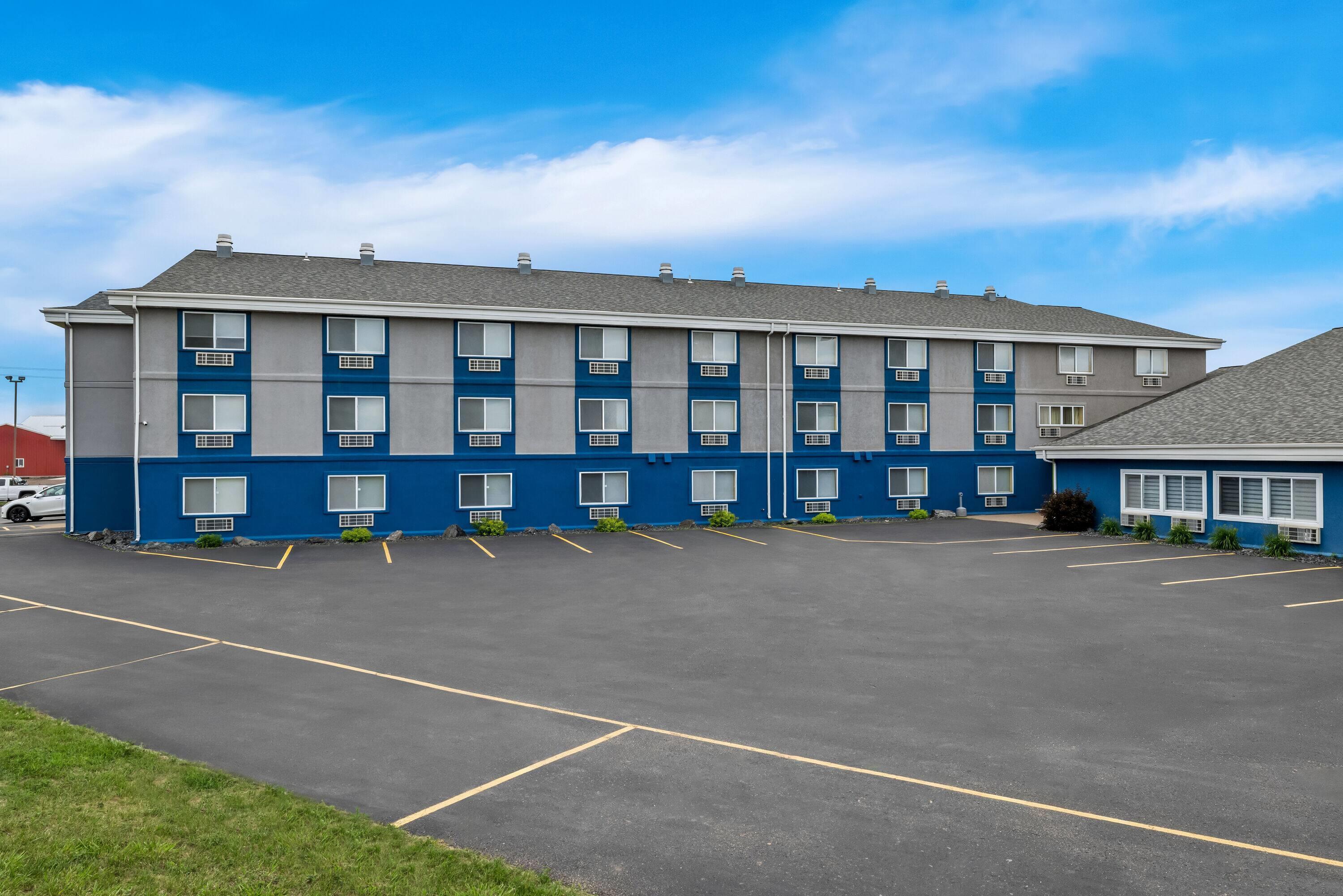 Varios Super 8 by Wyndham Osseo WI