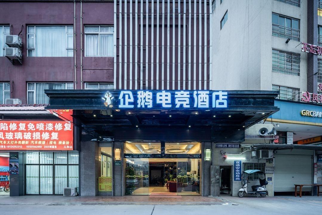 Varios Penguin Airport hotel&free shuttle bus