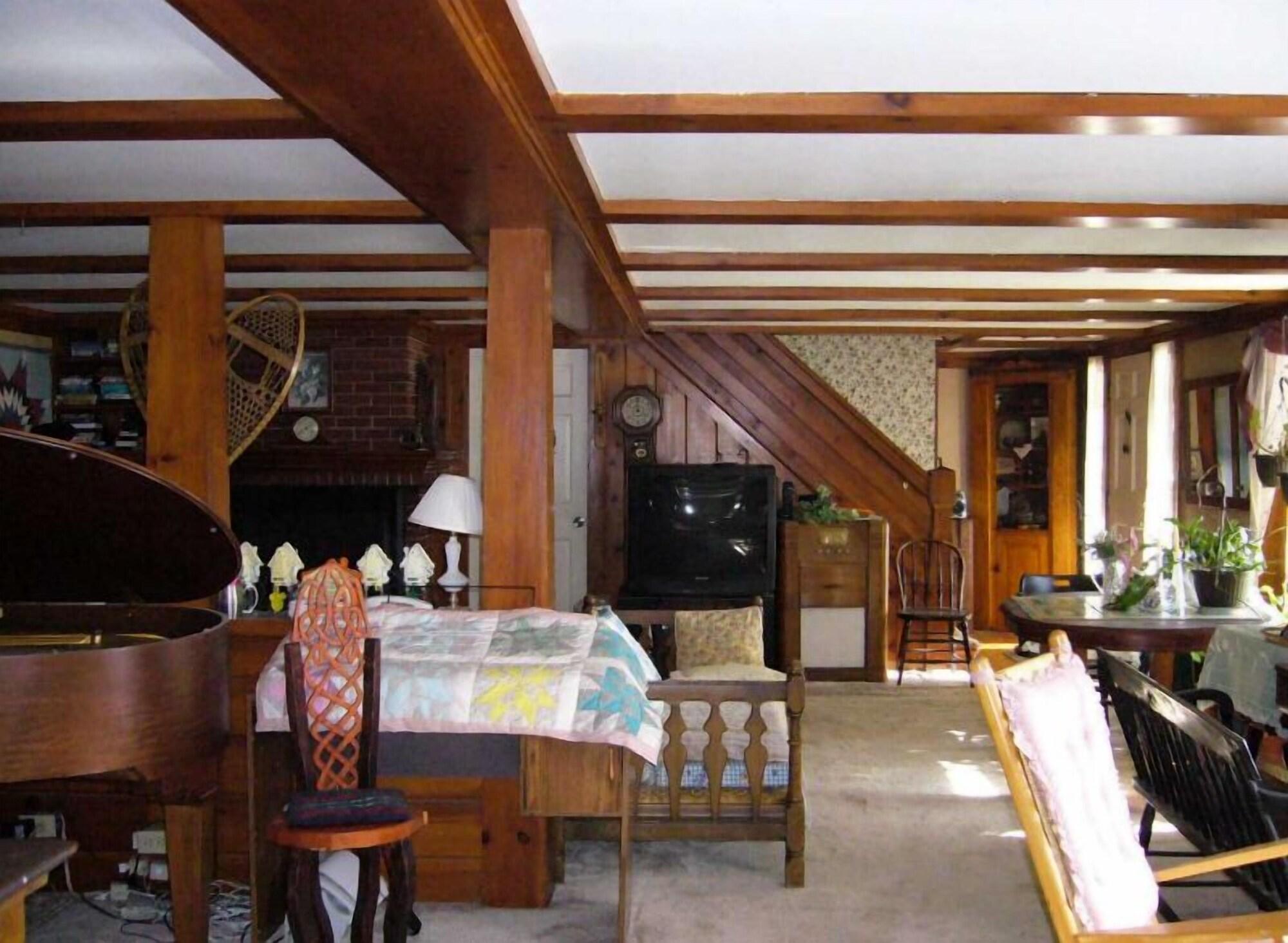 Varios White Trellis Motel