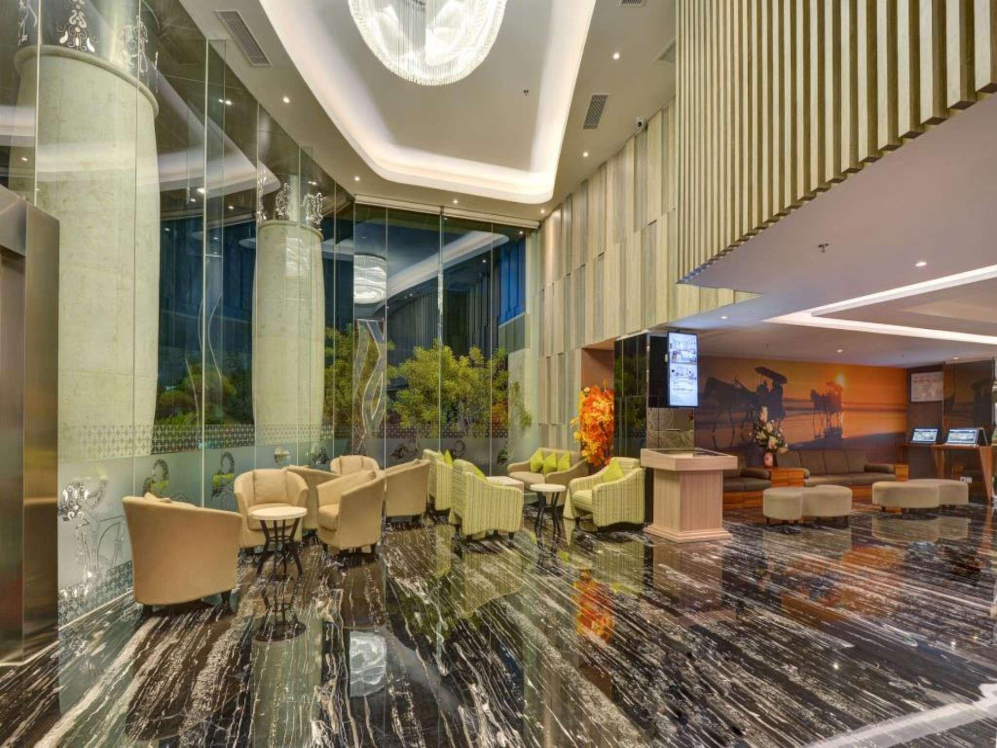Vista Exterior Platinum Adisucipto Hotel & Conference