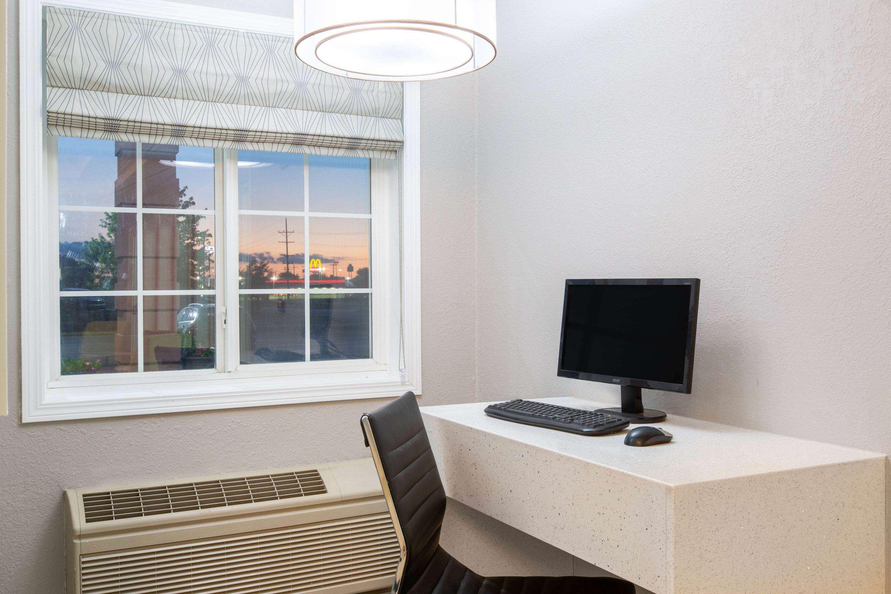 Centro de Negocios Super 8 By Wyndham Ottawa