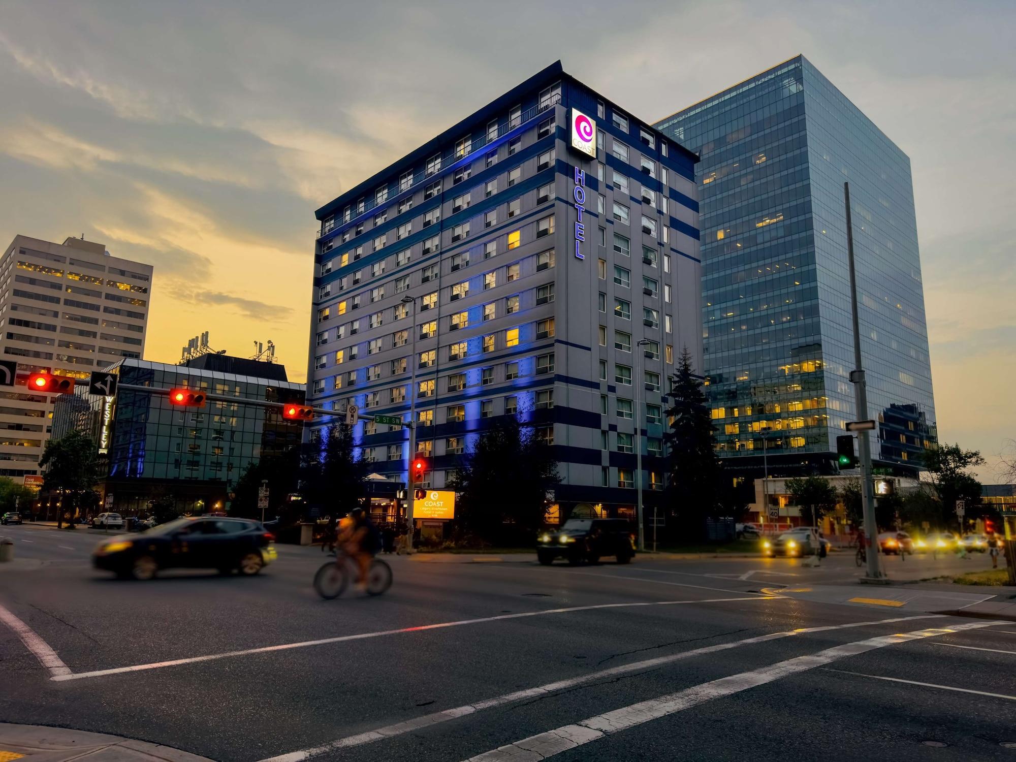 Vista Exterior Coast Calgary Downtown Hotel & Suites by APA