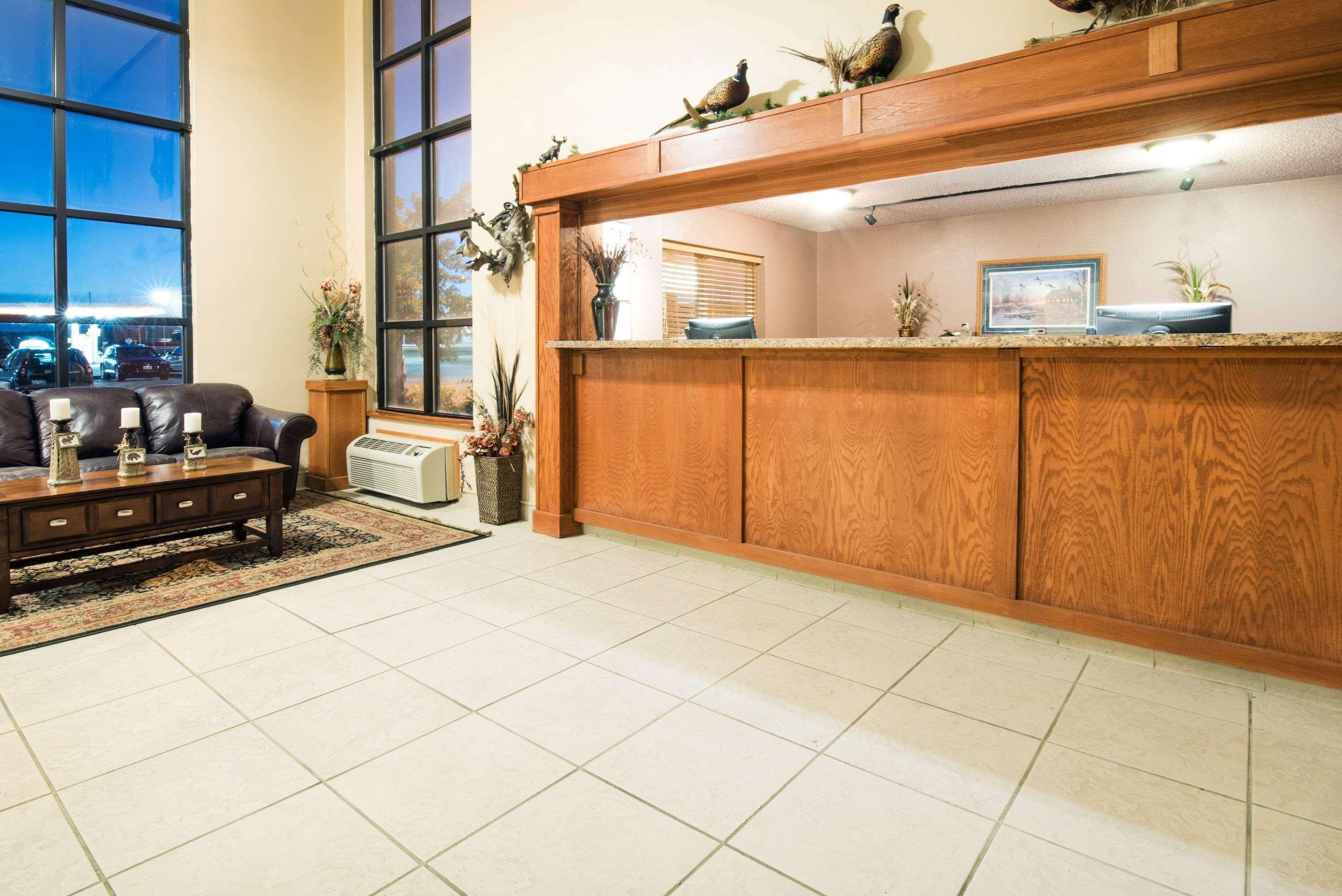 Vista Lobby Howard Johnson Hotel & Suites by Wyndham Oacoma