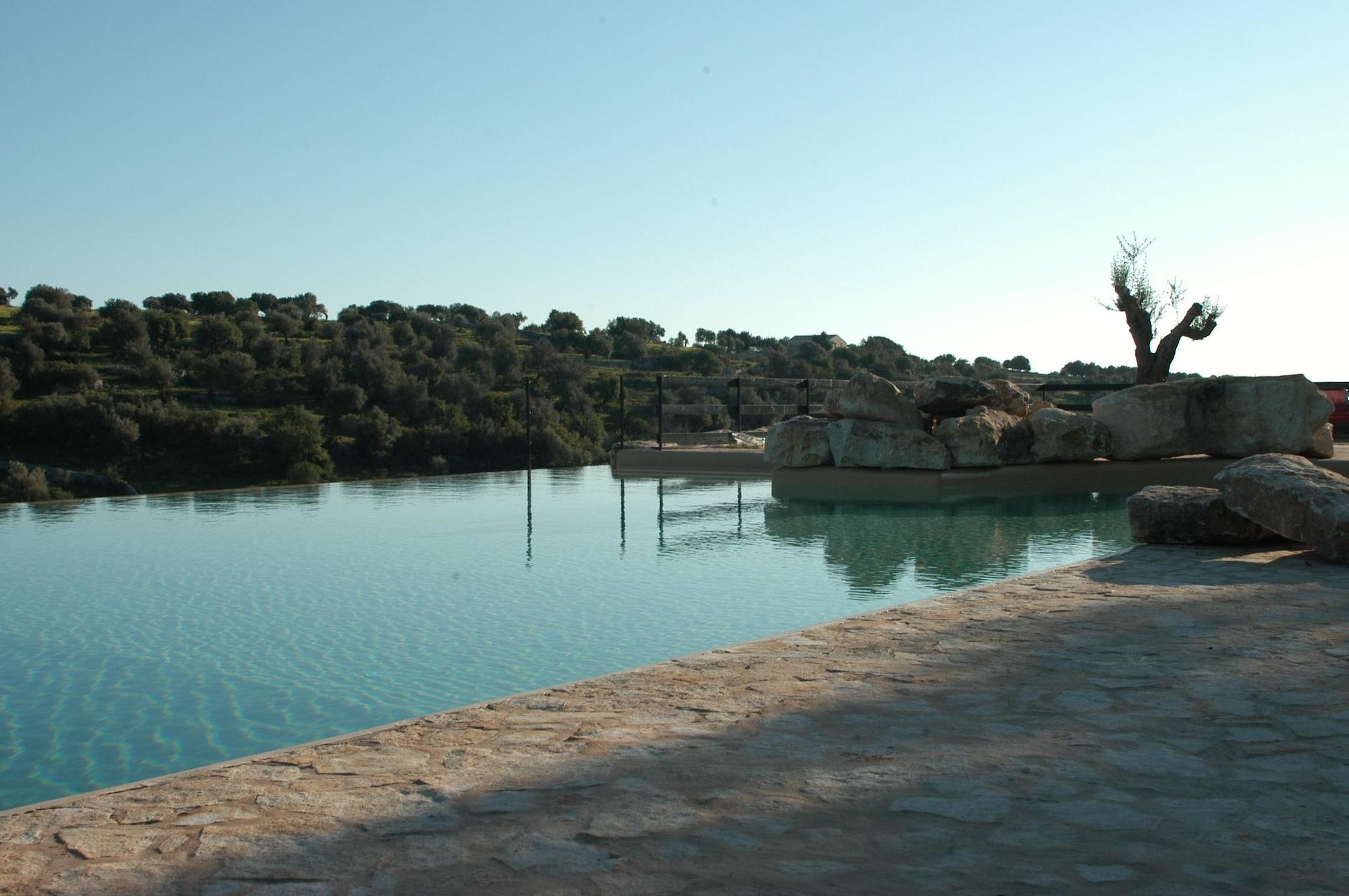 Vista Piscina Relais Parco Cavalonga