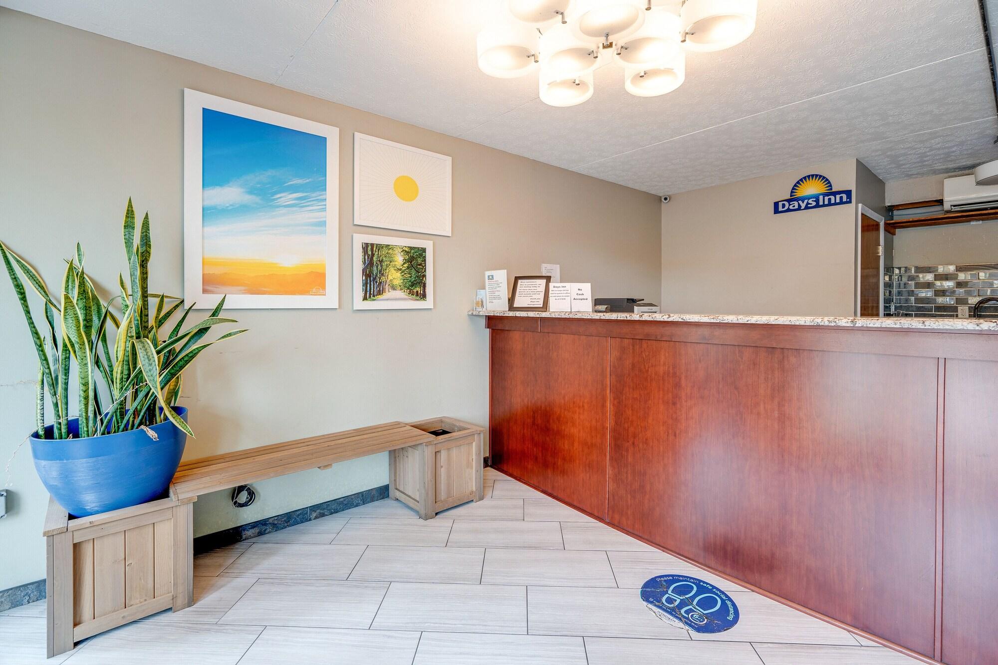 Vista Lobby Days Inn by Wyndham Nashville Saint Thomas West Hospital