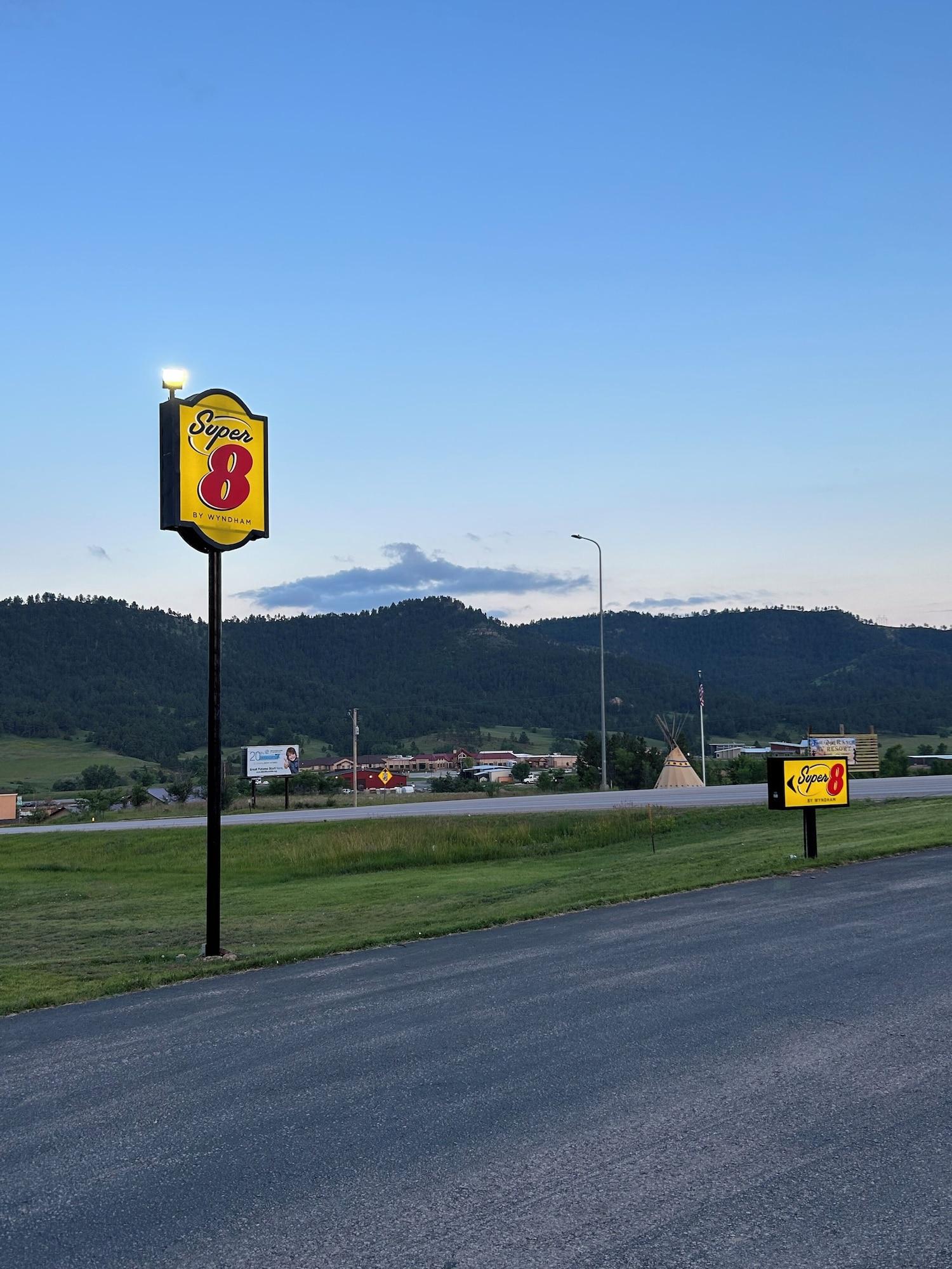 Vista Exterior Super 8 by Wyndham Hot Springs