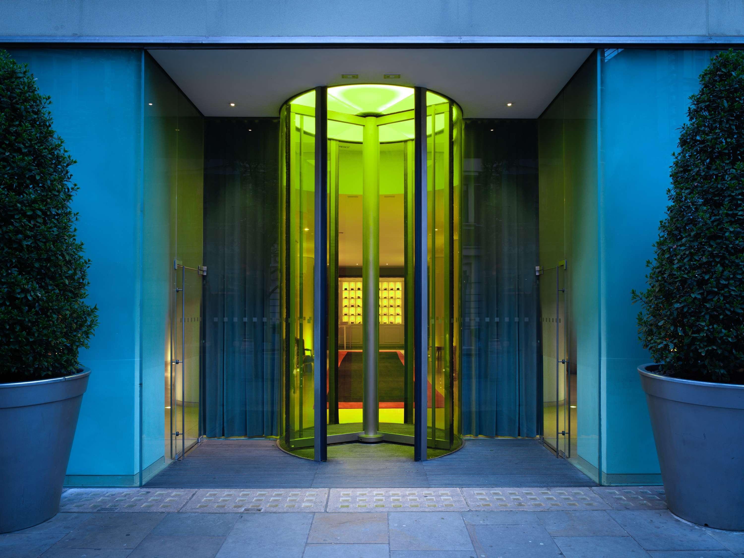 Vista Exterior St Martins Lane London