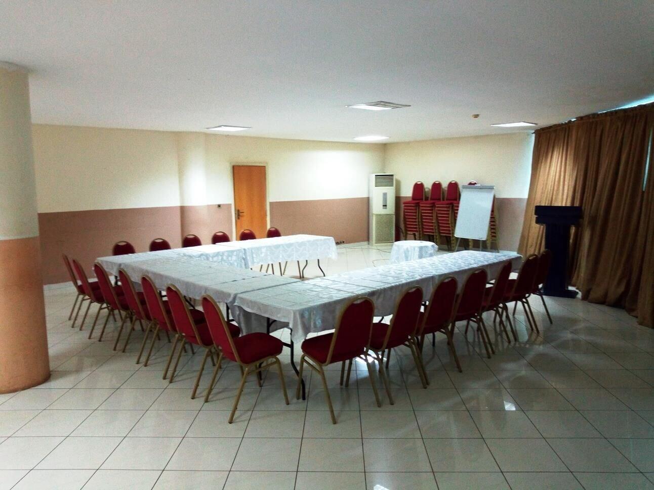 Sala de Reuniones Apartment Royale Hotel and Suite