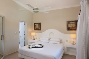 Alojamiento - Luxurious 2 Bedroom Resort a few minutes walk to the beach.