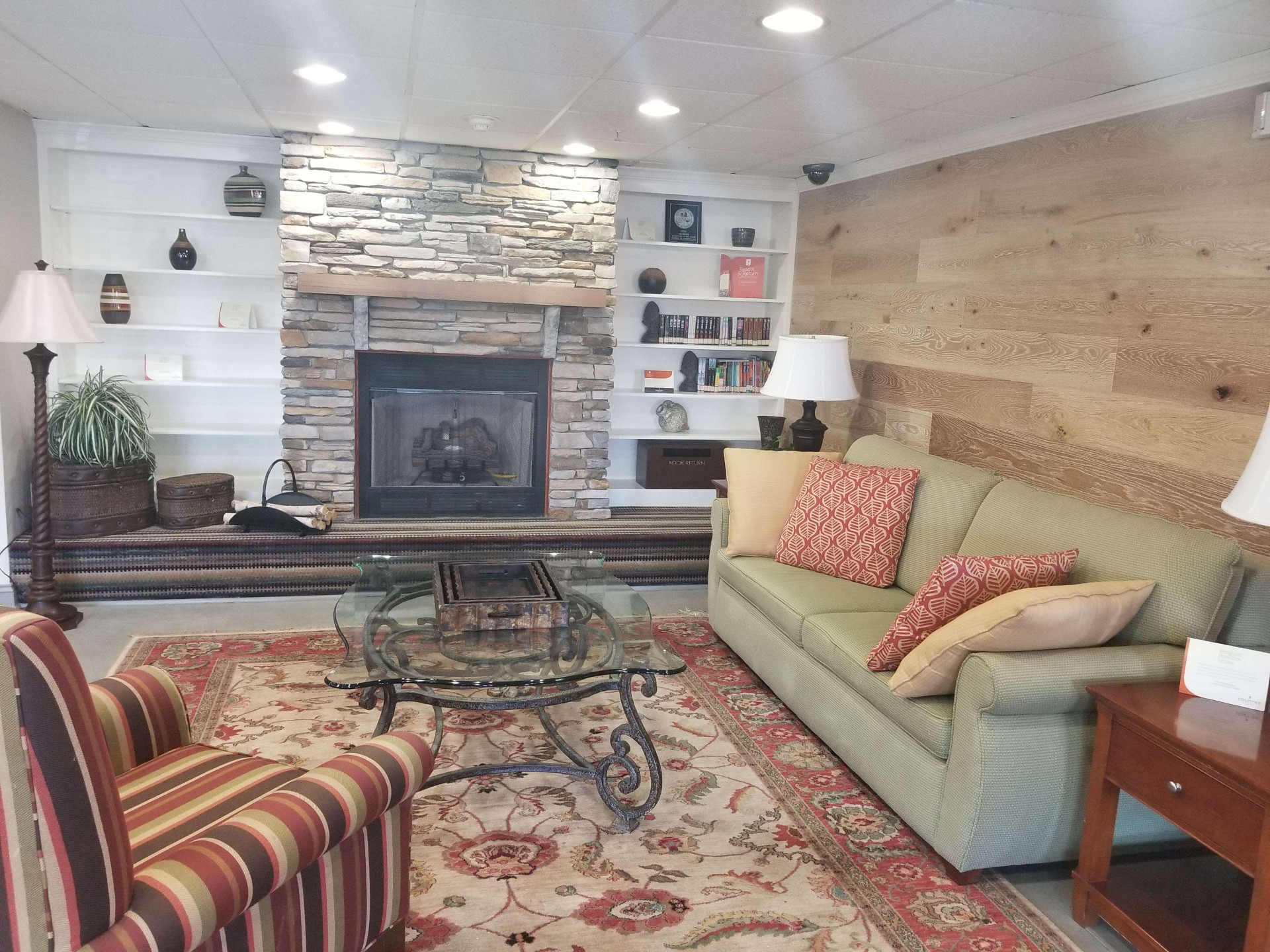 Vista Lobby Country Inn & Suites by Radisson, Wytheville, VA
