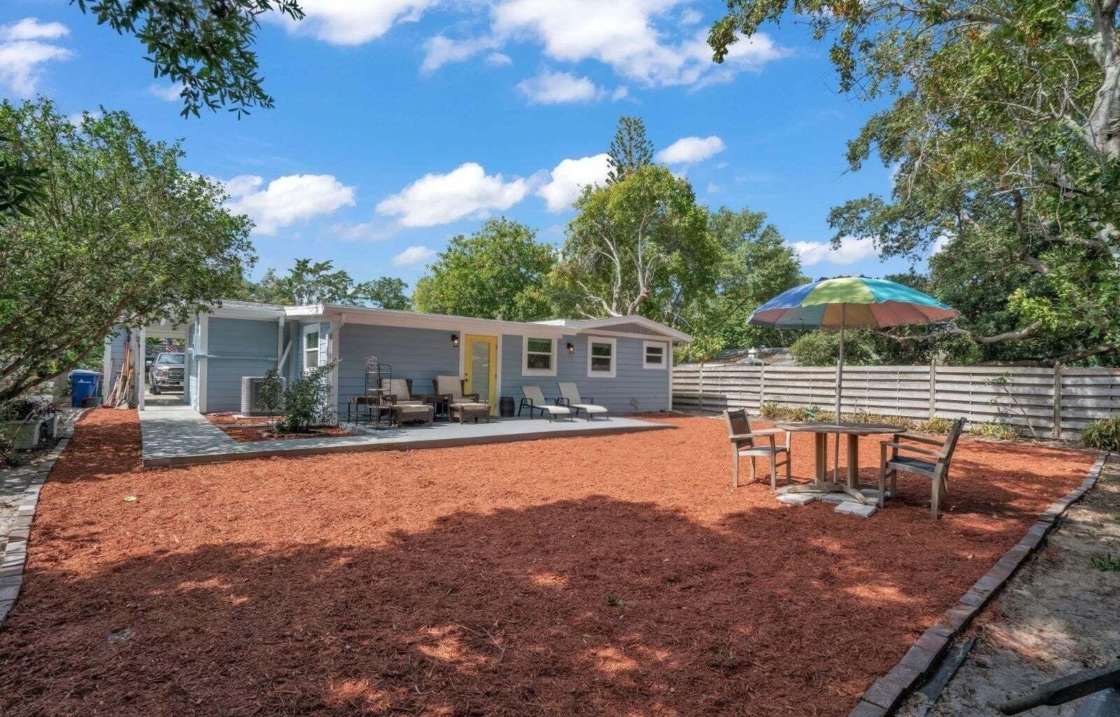Restaurant Private Cozy Sarasota Home 3 Bedroom Home by RedAwning