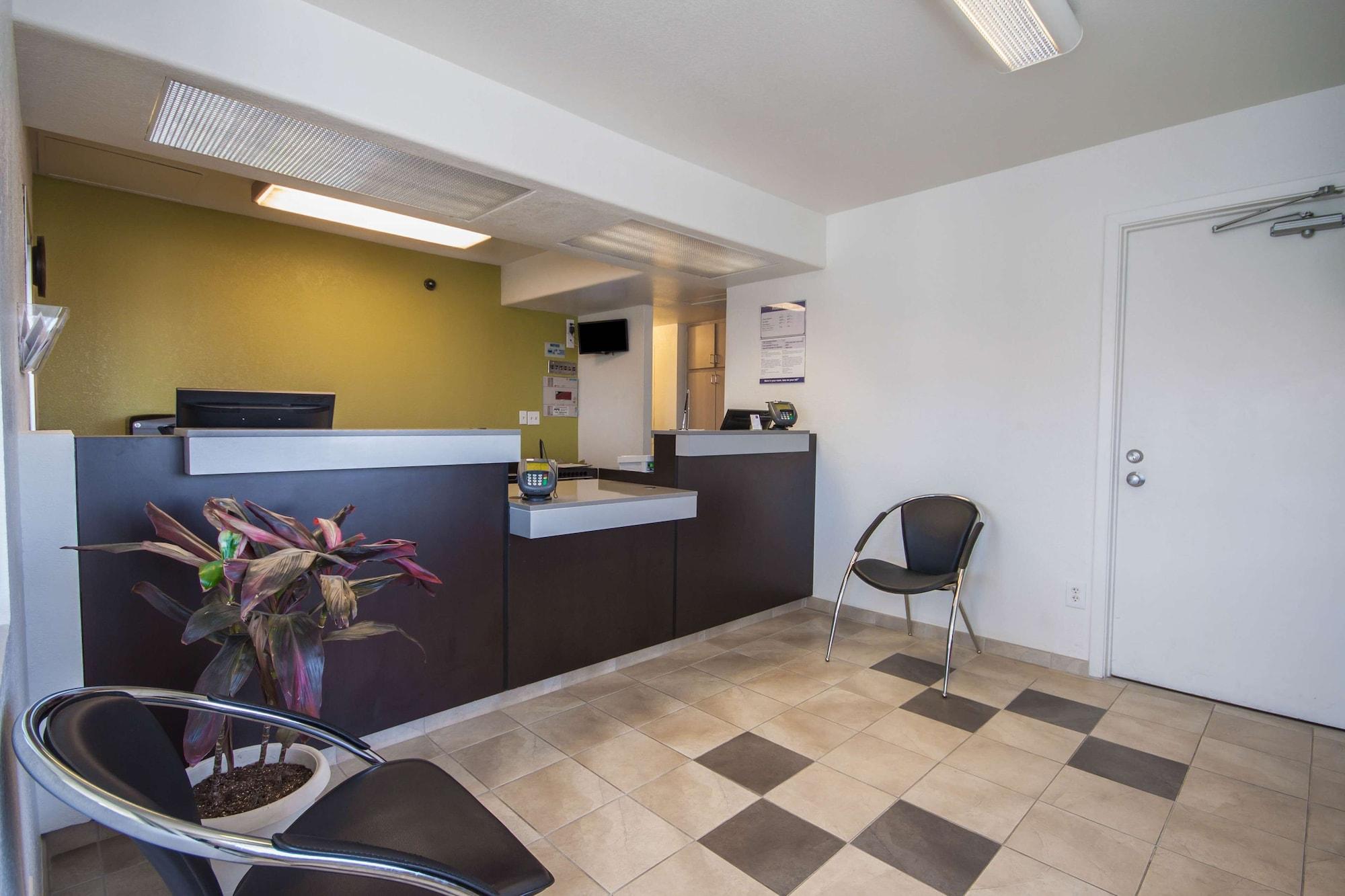 Vista Lobby Studio 6 El Paso, TX - East