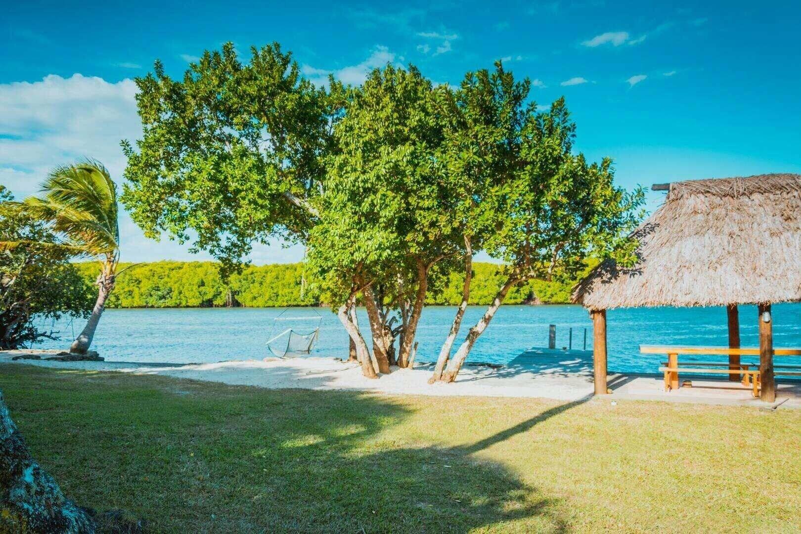 Varios Qoqo Island Resort