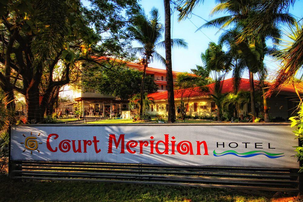 Vista Exterior Court Meridian Hotel and Suites